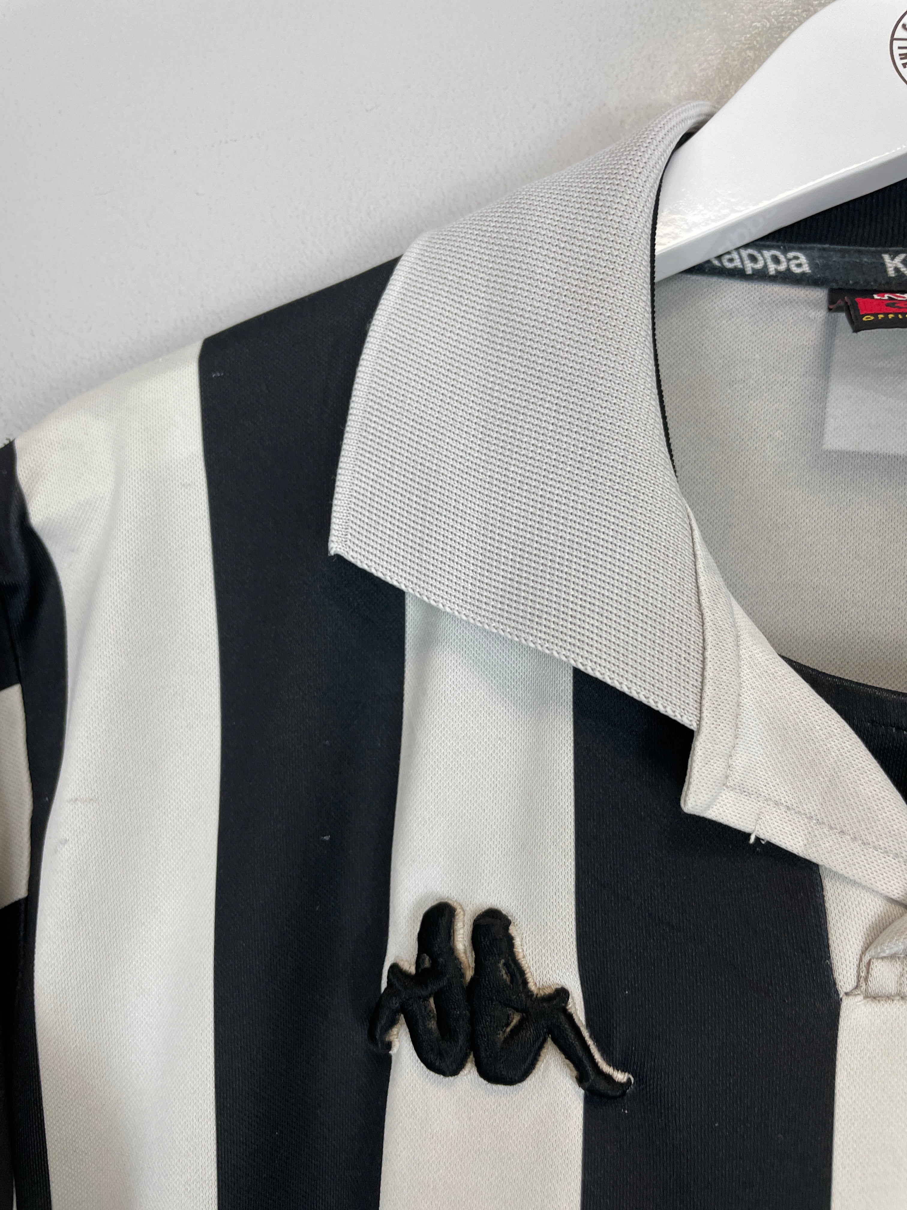Shop 1998/99 JUVENTUS HOME SHIRT (L) KAPPA, classic football shirts, vintage football shirts & retro soccer jerseys at Cult Kits