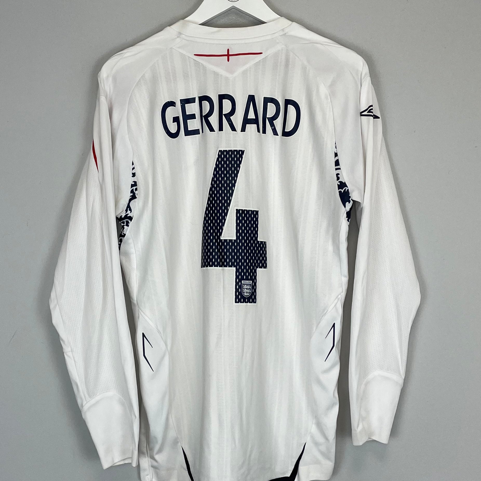 Shop 2007/09 ENGLAND GERRARD #4 L/S HOME SHIRT (M) UMBRO, classic football shirts, vintage football shirts & retro soccer jerseys at Cult Kits