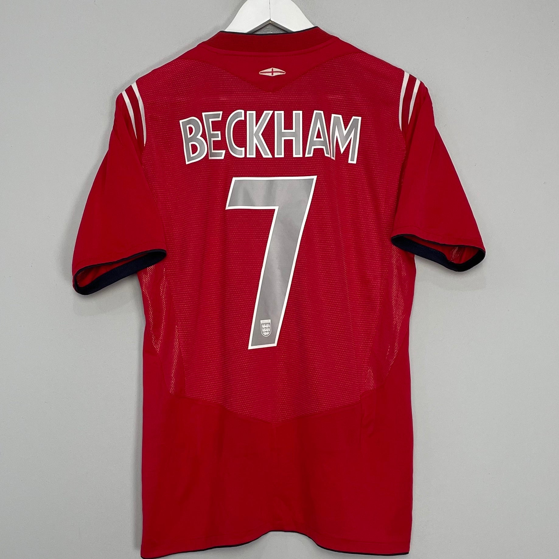 Shop 2004/06 ENGLAND BECKHAM #7 AWAY SHIRT (M) UMBRO, classic football shirts, vintage football shirts & retro soccer jerseys at Cult Kits