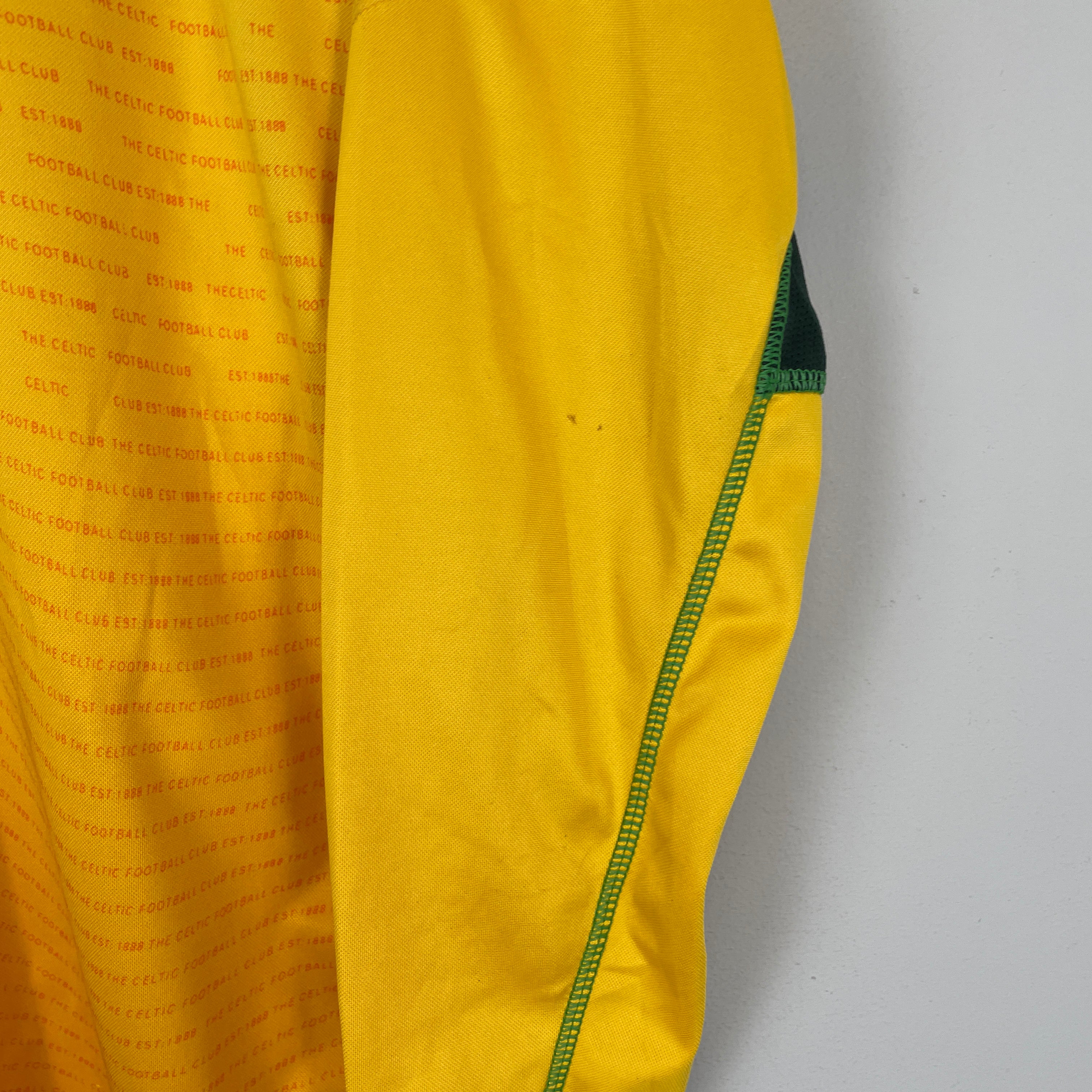 Shop 2002/03 CELTIC LARSSON #7 AWAY SHIRT (XL) UMBRO, classic football shirts, vintage football shirts & retro soccer jerseys at Cult Kits