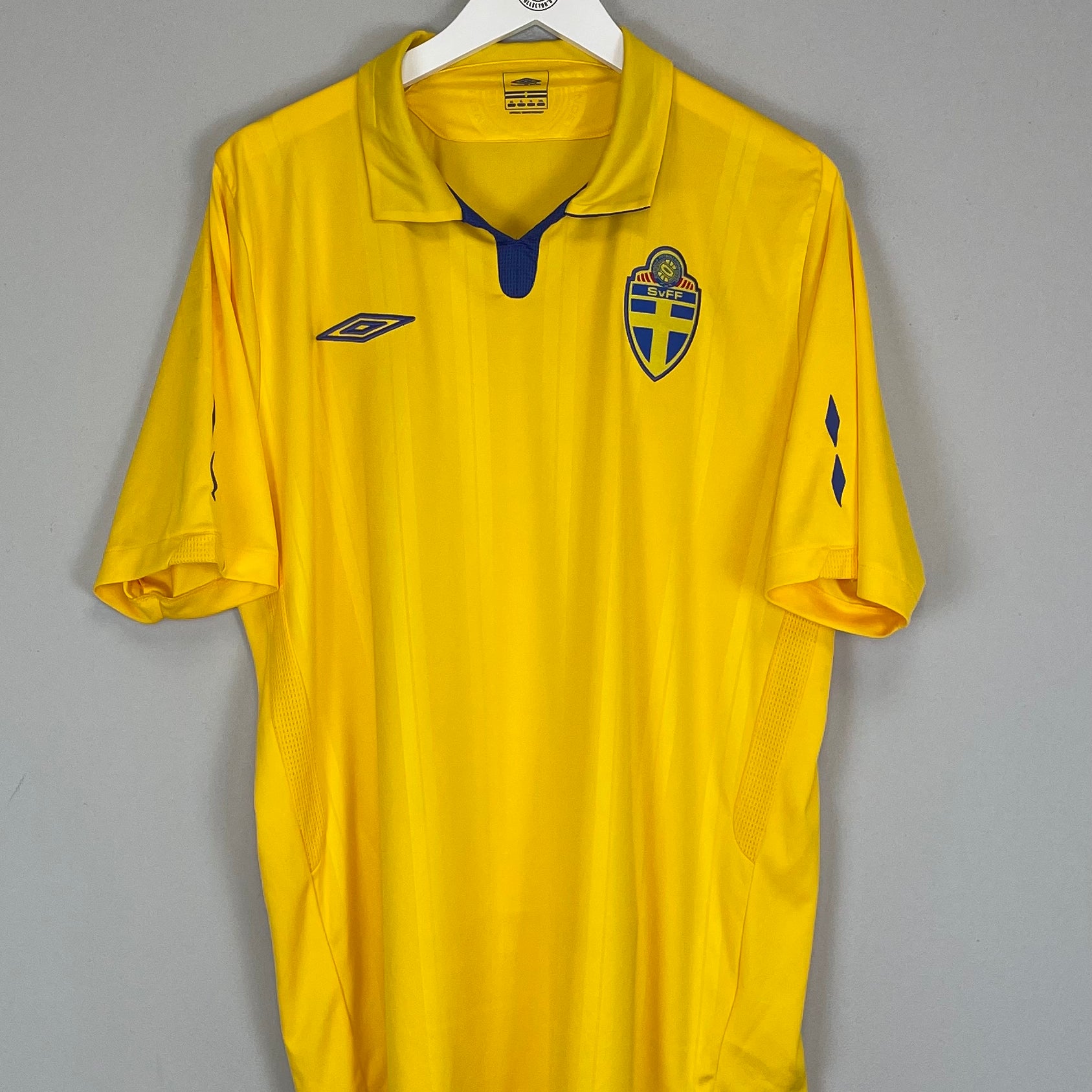 Shop 2009/10 SWEDEN HOME SHIRT (XL) UMBRO, classic football shirts, vintage football shirts & retro soccer jerseys at Cult Kits