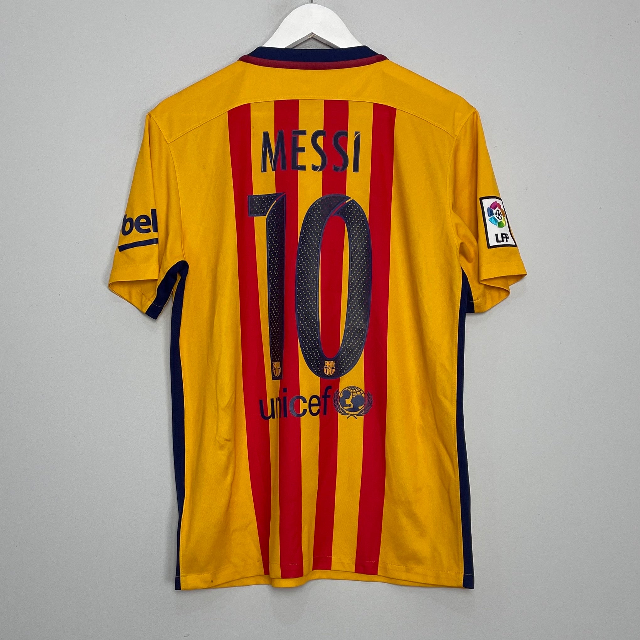 Shop 2015/16 BARCELONA MESSI #10 AWAY SHIRT (M) NIKE, classic football shirts, vintage football shirts & retro soccer jerseys at Cult Kits