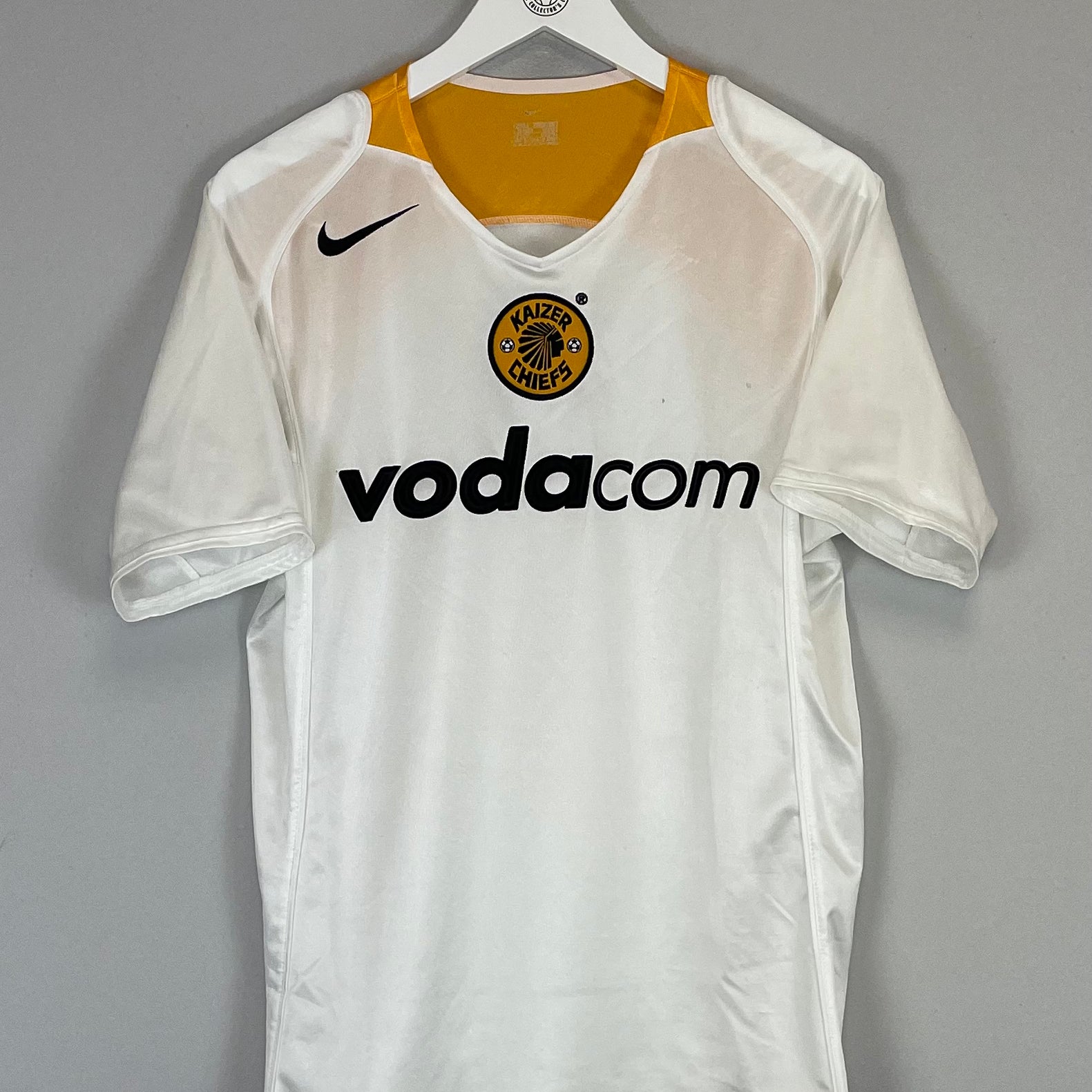 Shop 2004/05 KAIZER CHIEFS AWAY SHIRT (M) NIKE, classic football shirts, vintage football shirts & retro soccer jerseys at Cult Kits