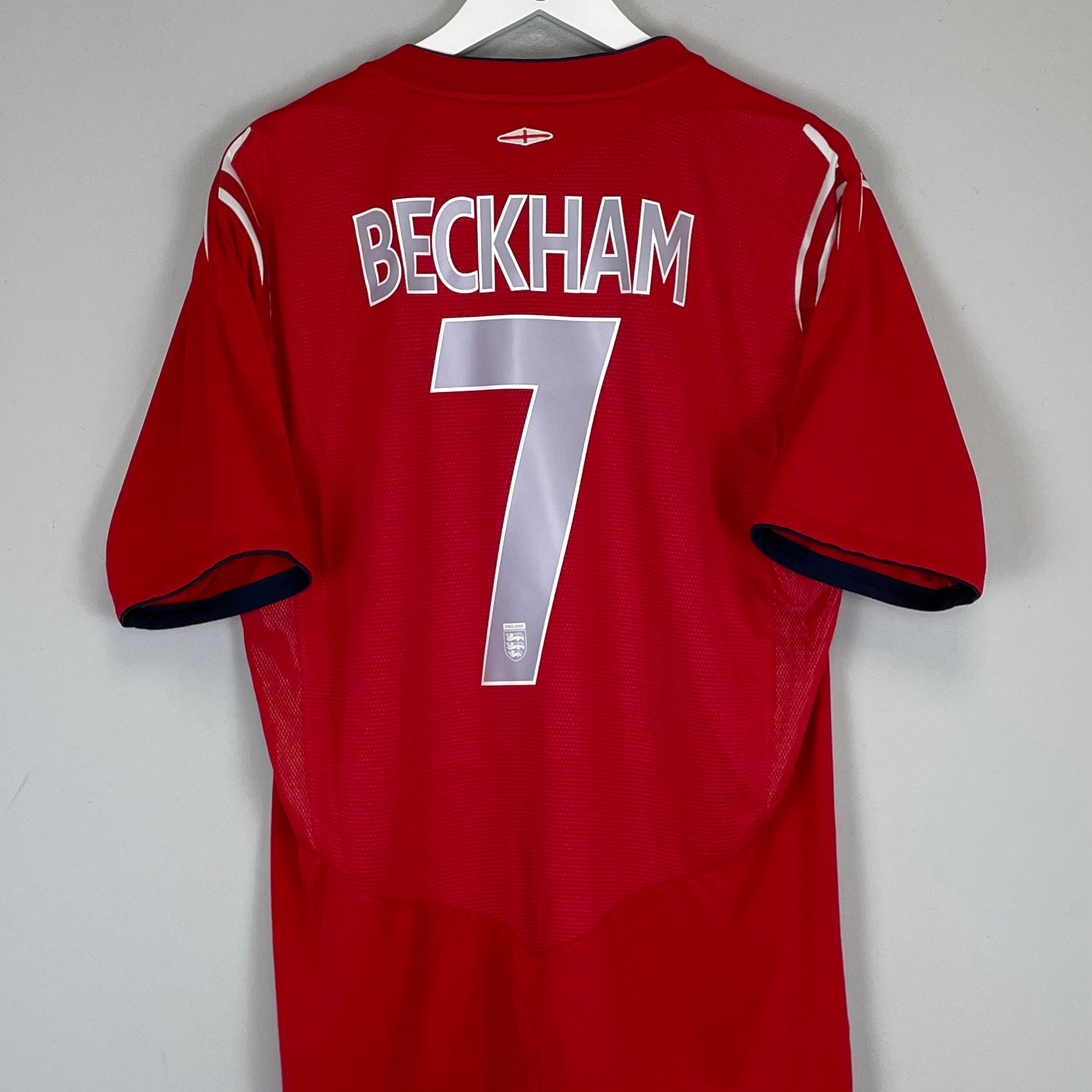 Shop 2004/06 ENGLAND BECKHAM #7 AWAY SHIRT (XL) UMBRO, classic football shirts, vintage football shirts & retro soccer jerseys at Cult Kits