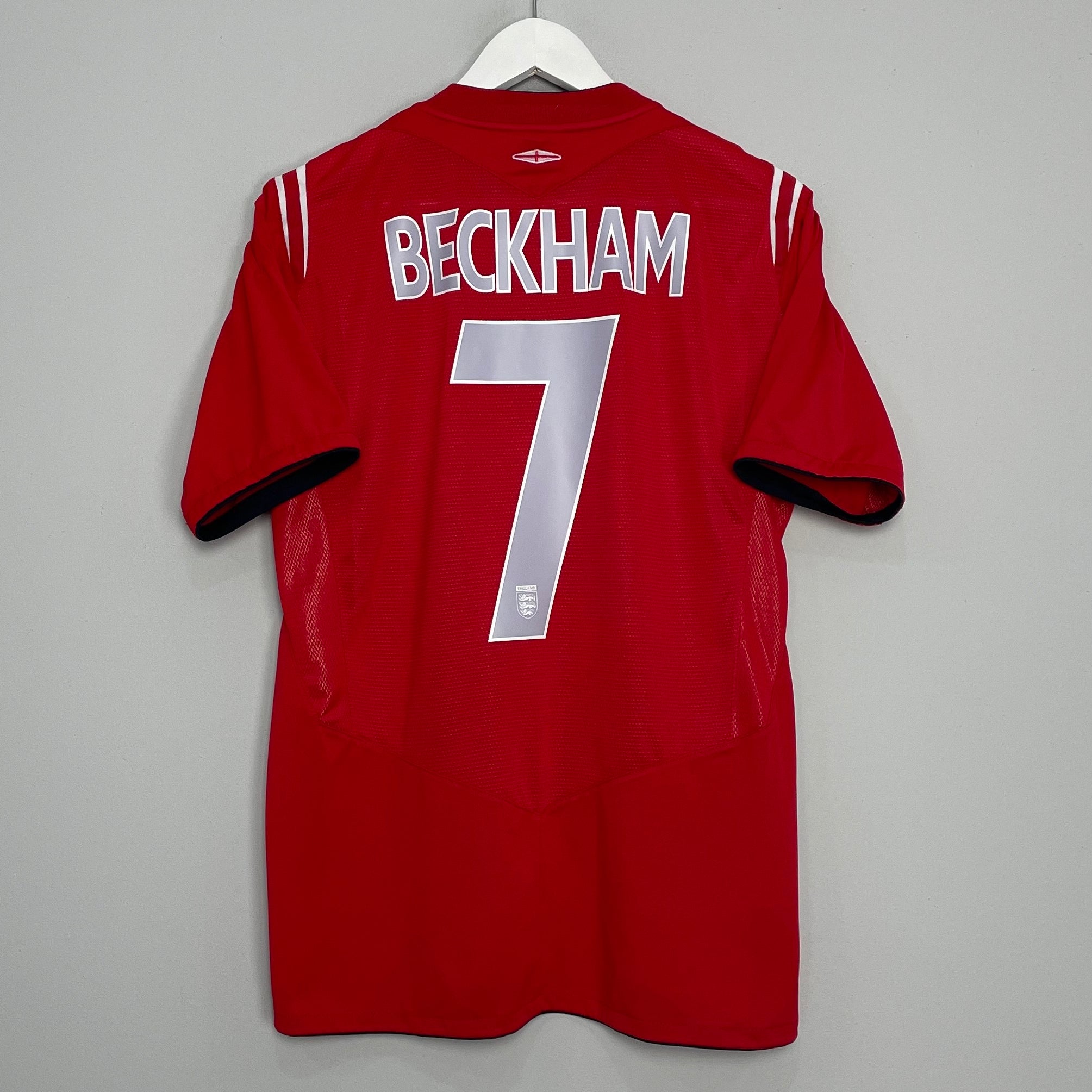 Shop 2004/06 ENGLAND BECKHAM #7 AWAY SHIRT (M) UMBRO, classic football shirts, vintage football shirts & retro soccer jerseys at Cult Kits