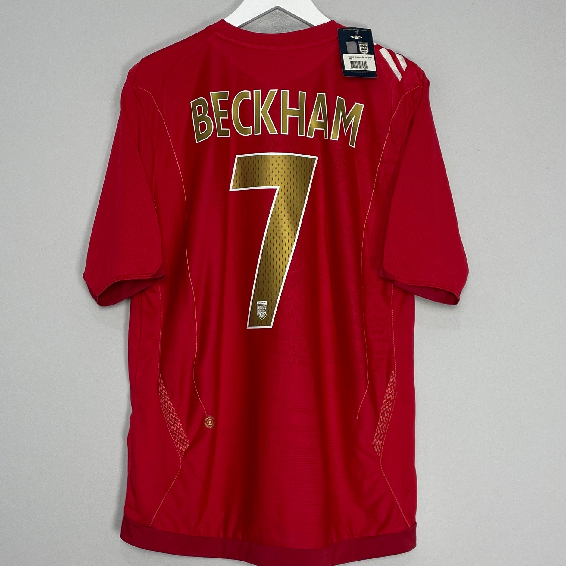 Shop 2006/08 ENGLAND BECKHAM #7 *BNWT* AWAY SHIRT (L) UMBRO, classic football shirts, vintage football shirts & retro soccer jerseys at Cult Kits