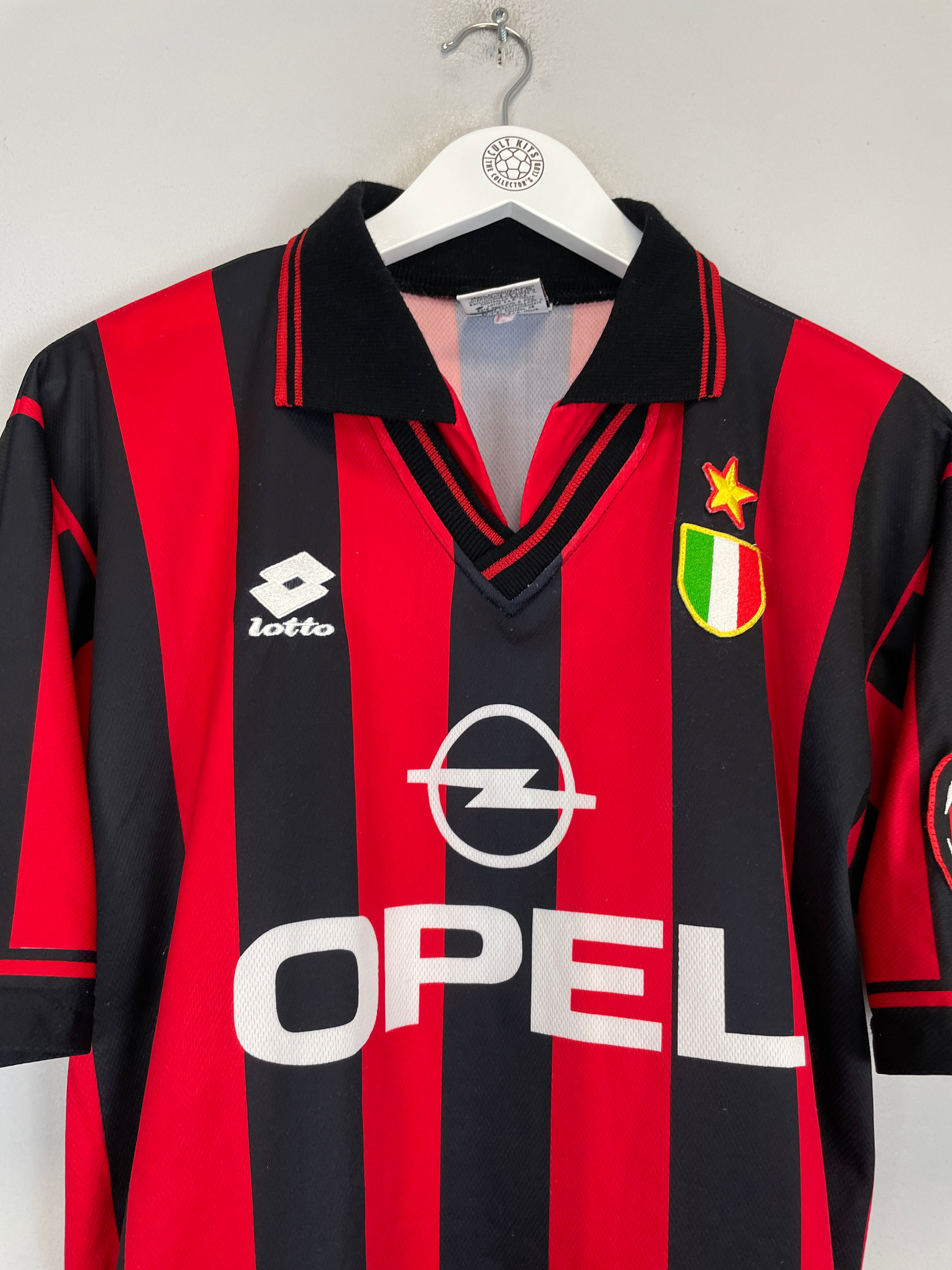 Shop 1996/97 AC MILAN R.BAGGIO #18 HOME SHIRT (M) LOTTO, classic football shirts, vintage football shirts & retro soccer jerseys at Cult Kits