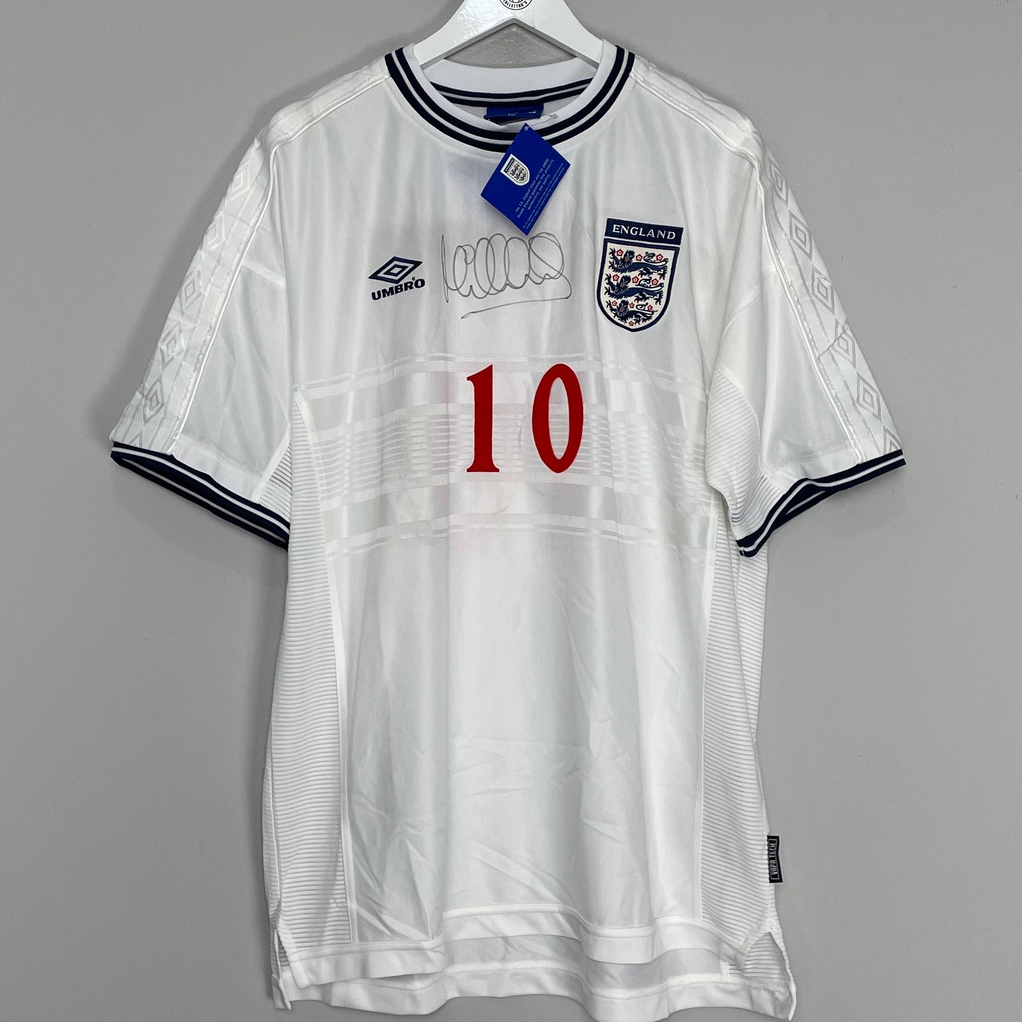 Shop 1999/01 ENGLAND OWEN #10 *BNWT* SIGNED HOME SHIRT (XXL) UMBRO, classic football shirts, vintage football shirts & retro soccer jerseys at Cult Kits