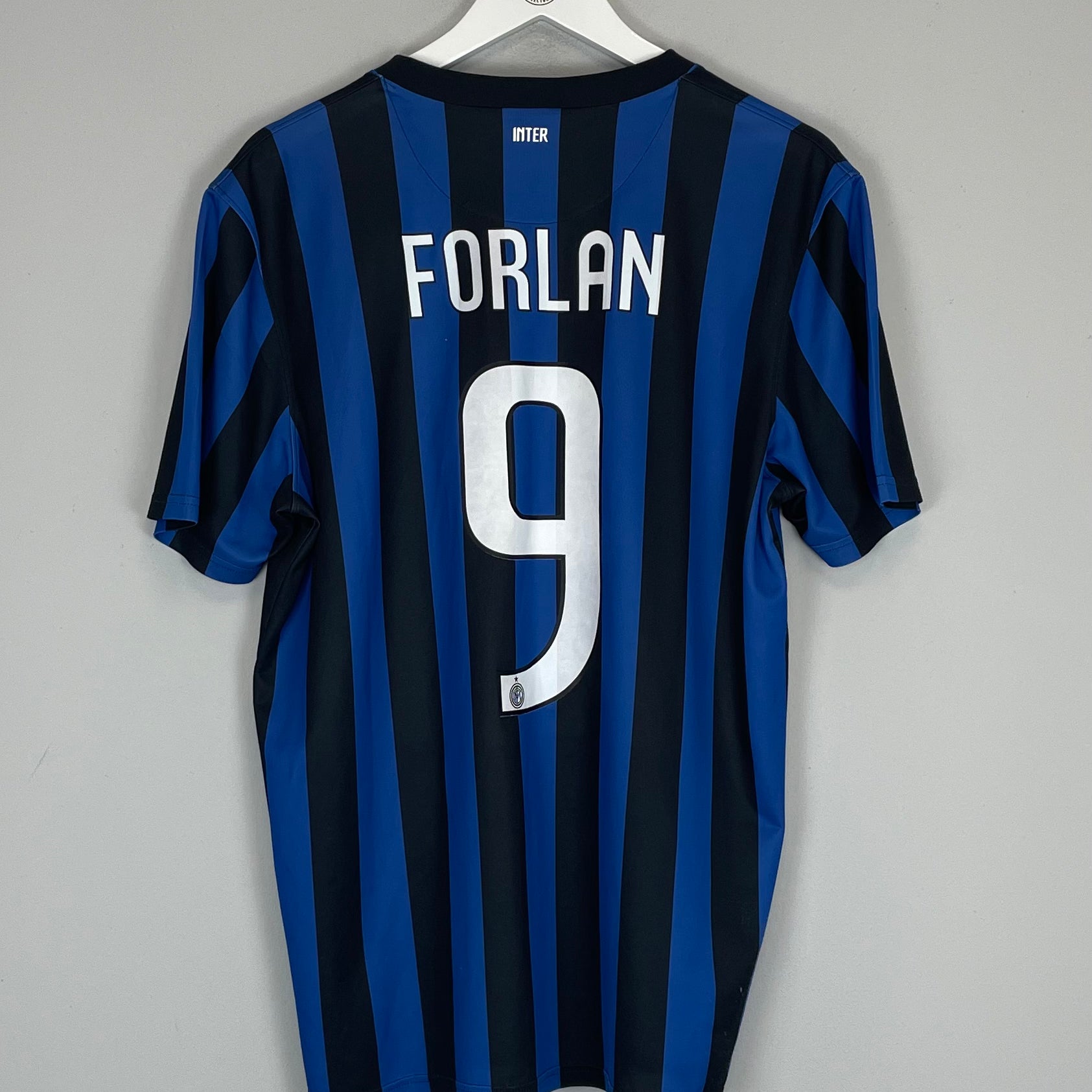 Shop 2012/13 INTER MILAN FORLAN #9 HOME SHIRT (L) NIKE BASIC, classic football shirts, vintage football shirts & retro soccer jerseys at Cult Kits