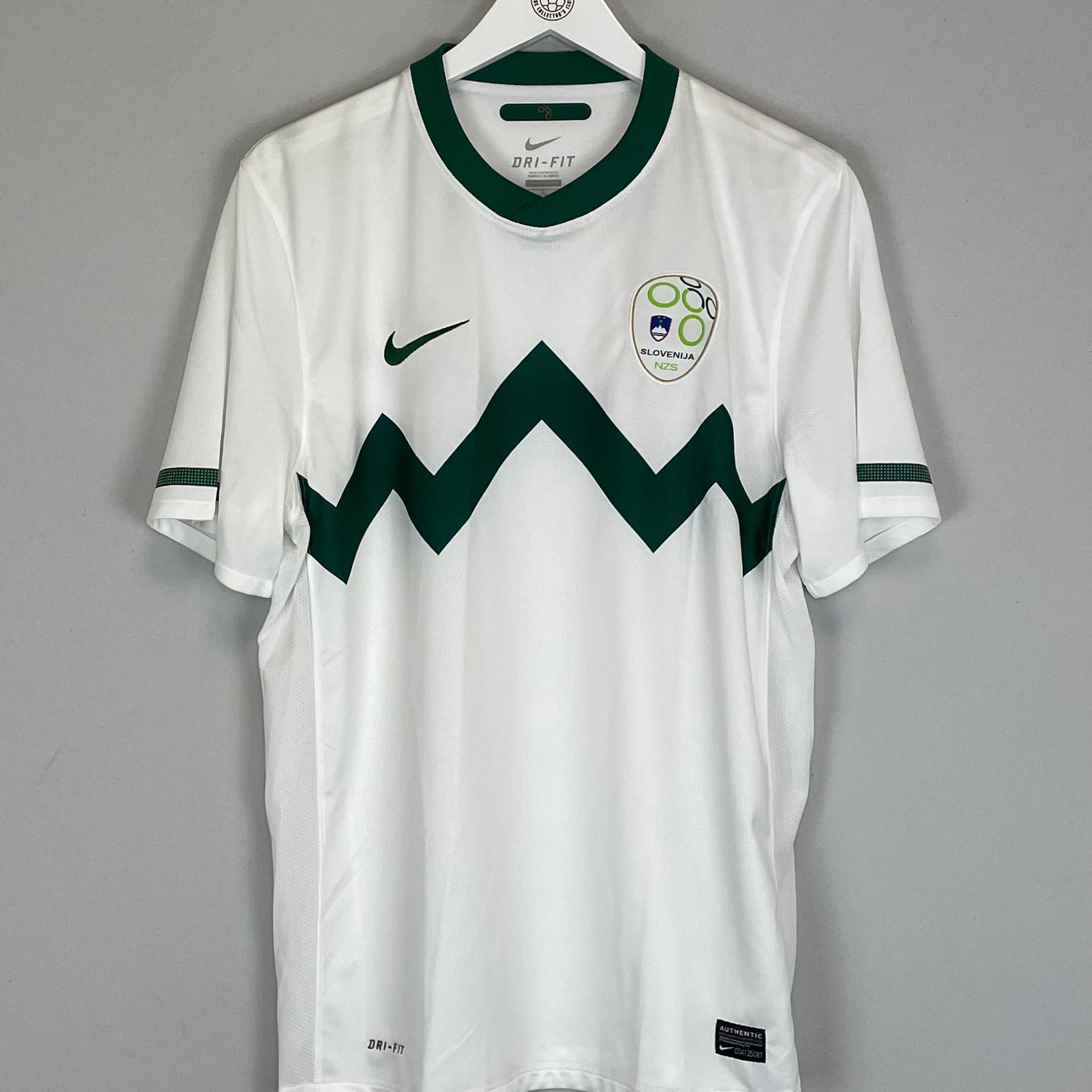 Shop 2010/11 SLOVENIA HOME SHIRT (L) NIKE, classic football shirts, vintage football shirts & retro soccer jerseys at Cult Kits