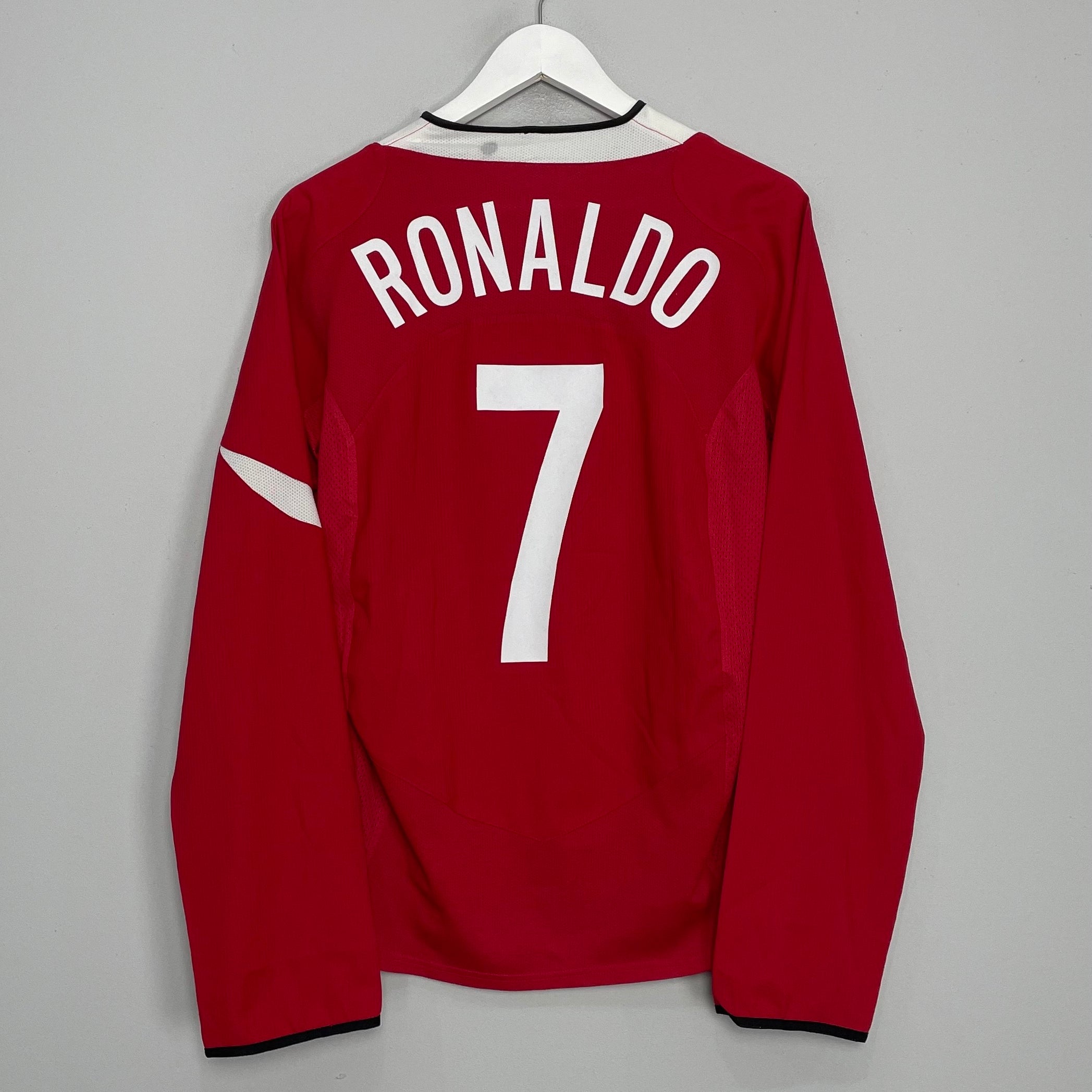 Shop 2004/06 MANCHESTER UNITED RONALDO #7 L/S HOME SHIRT (M) NIKE, classic football shirts, vintage football shirts & retro soccer jerseys at Cult Kits