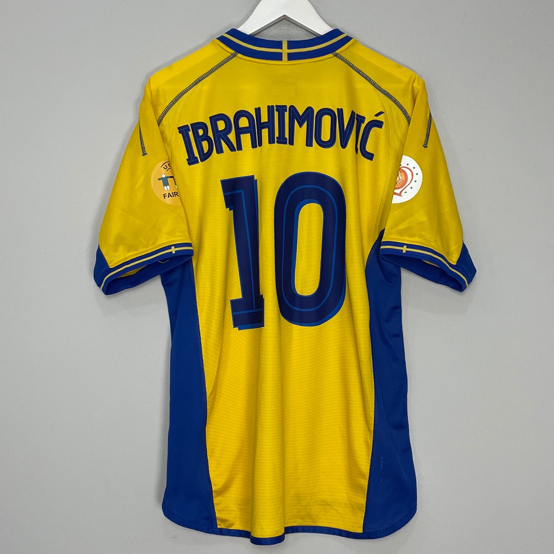 Shop 2003/04 SWEDEN IBRAHIMOVIC #10 HOME SHIRT (L) UMBRO, classic football shirts, vintage football shirts & retro soccer jerseys at Cult Kits
