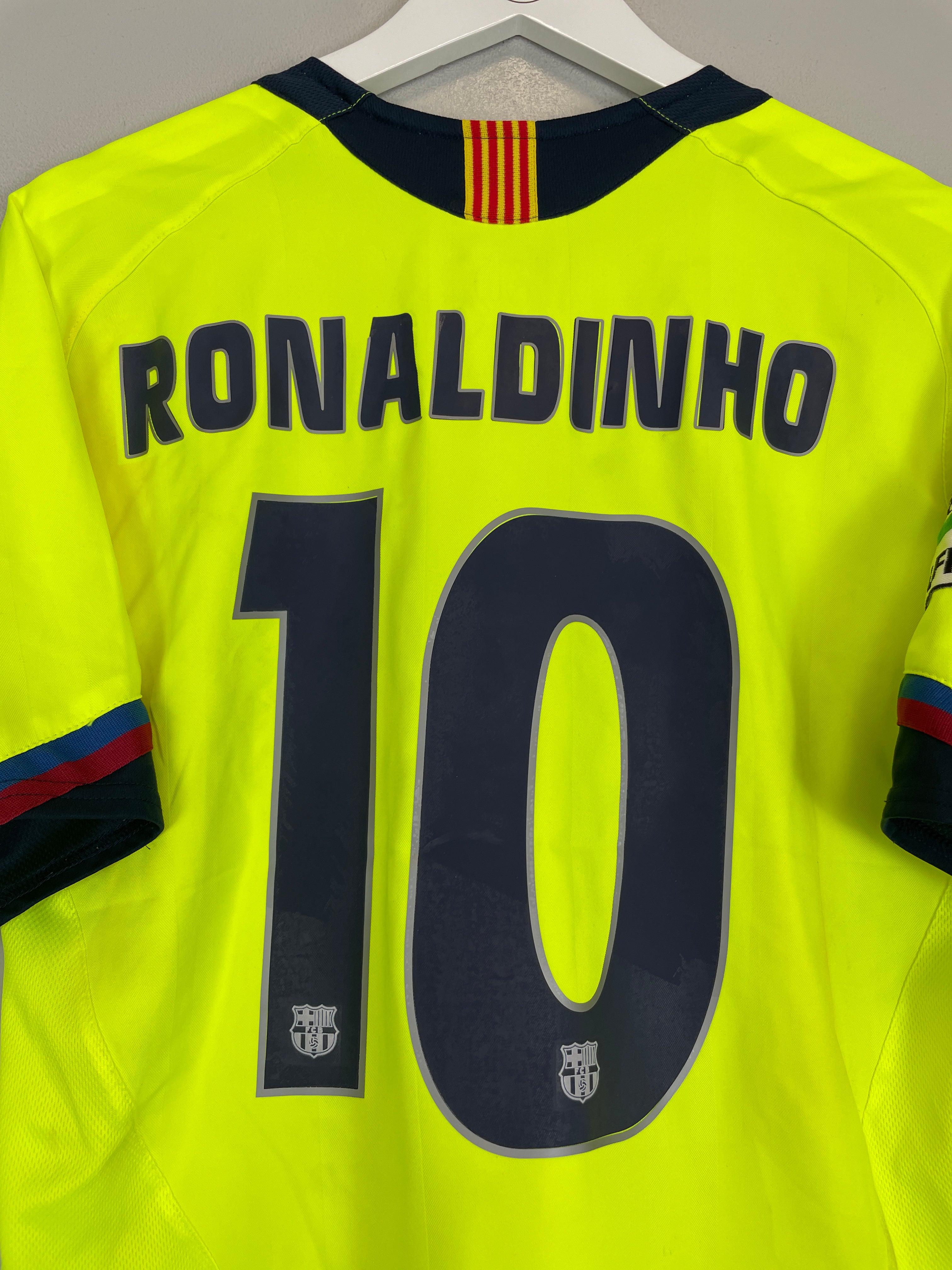Shop 2005/06 BARCELONA RONALDINHO #10 AWAY SHIRT (M) NIKE, classic football shirts, vintage football shirts & retro soccer jerseys at Cult Kits