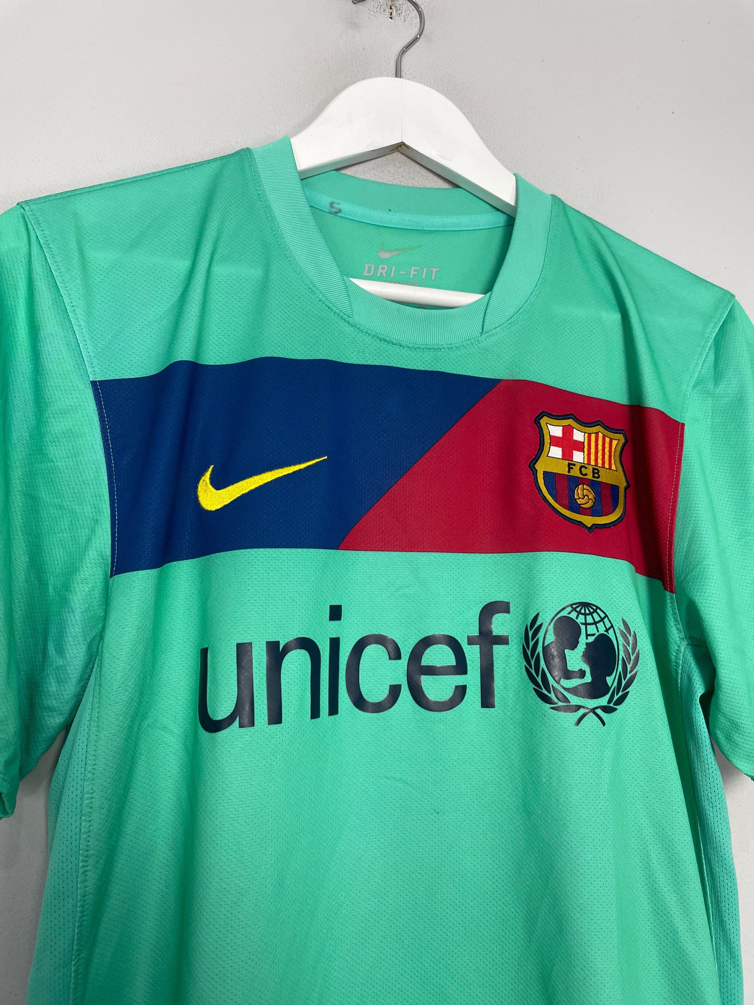 Shop 2010/11 BARCELONA A.INIESTA #8 AWAY SHIRT (S) NIKE, classic football shirts, vintage football shirts & retro soccer jerseys at Cult Kits
