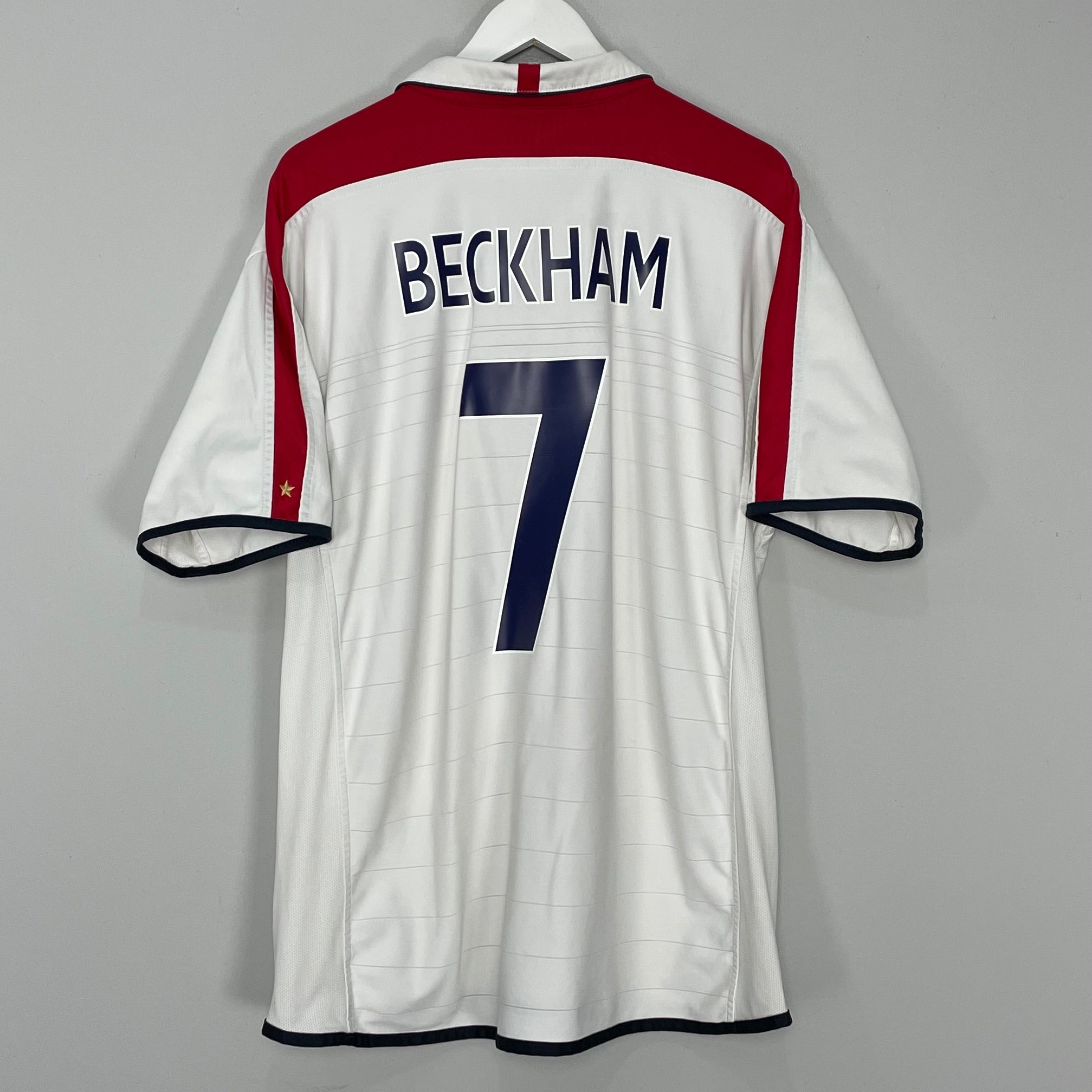 Shop 2003/05 ENGLAND BECKHAM #7 HOME SHIRT (XXL) UMBRO, classic football shirts, vintage football shirts & retro soccer jerseys at Cult Kits