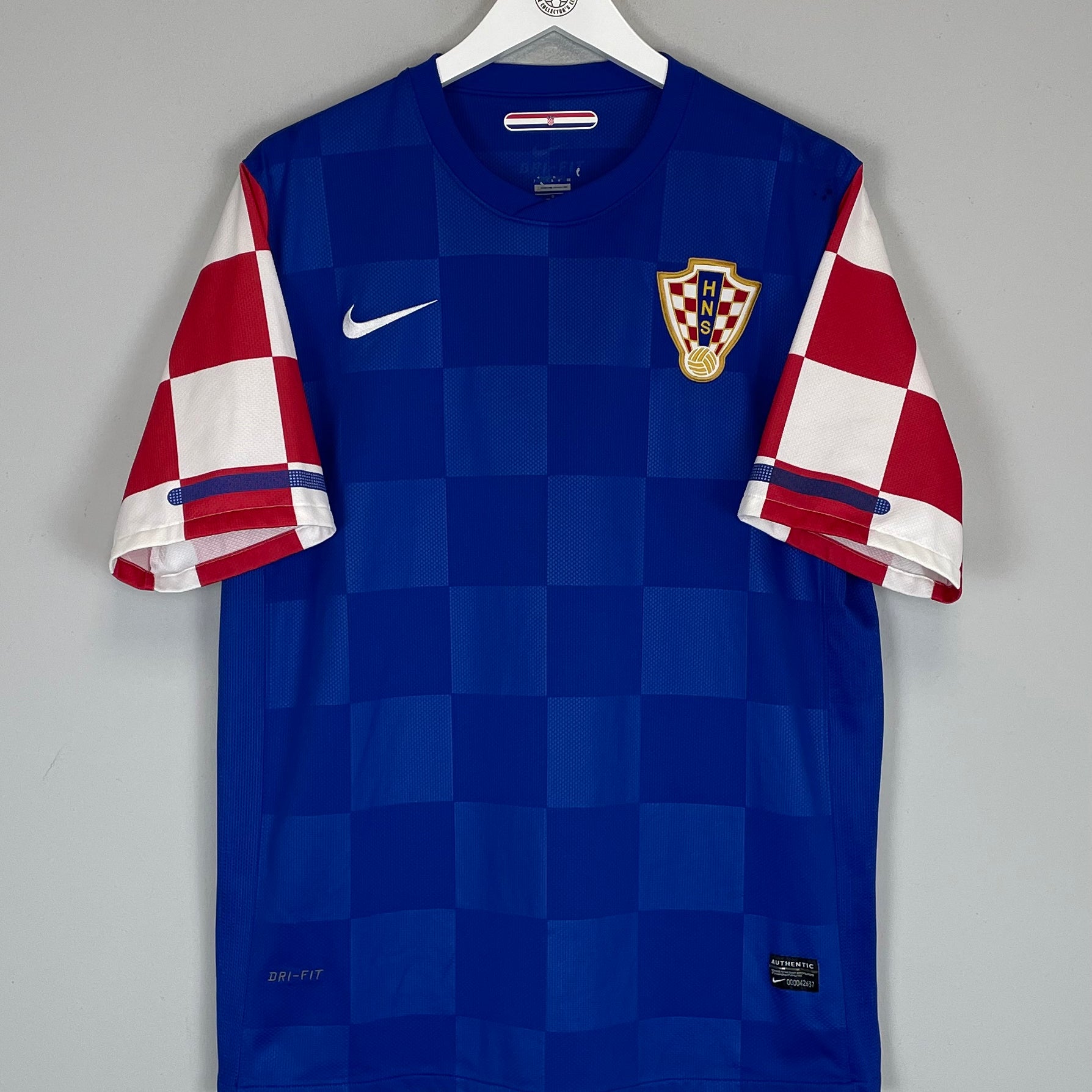 Shop 2010/12 CROATIA AWAY SHIRT (L) NIKE, classic football shirts, vintage football shirts & retro soccer jerseys at Cult Kits