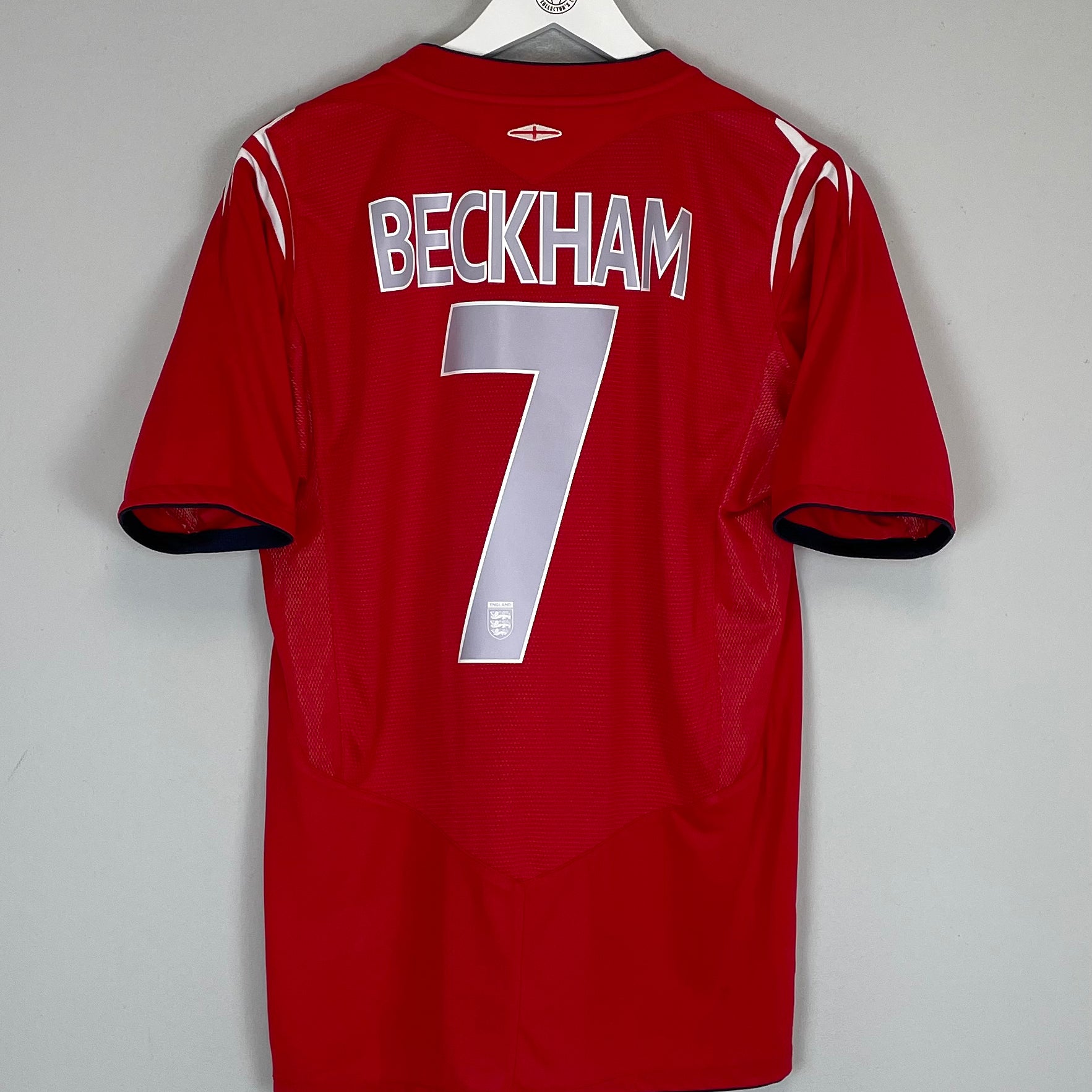 Shop 2004/06 ENGLAND BECKHAM #7 AWAY SHIRT (M) UMBRO, classic football shirts, vintage football shirts & retro soccer jerseys at Cult Kits