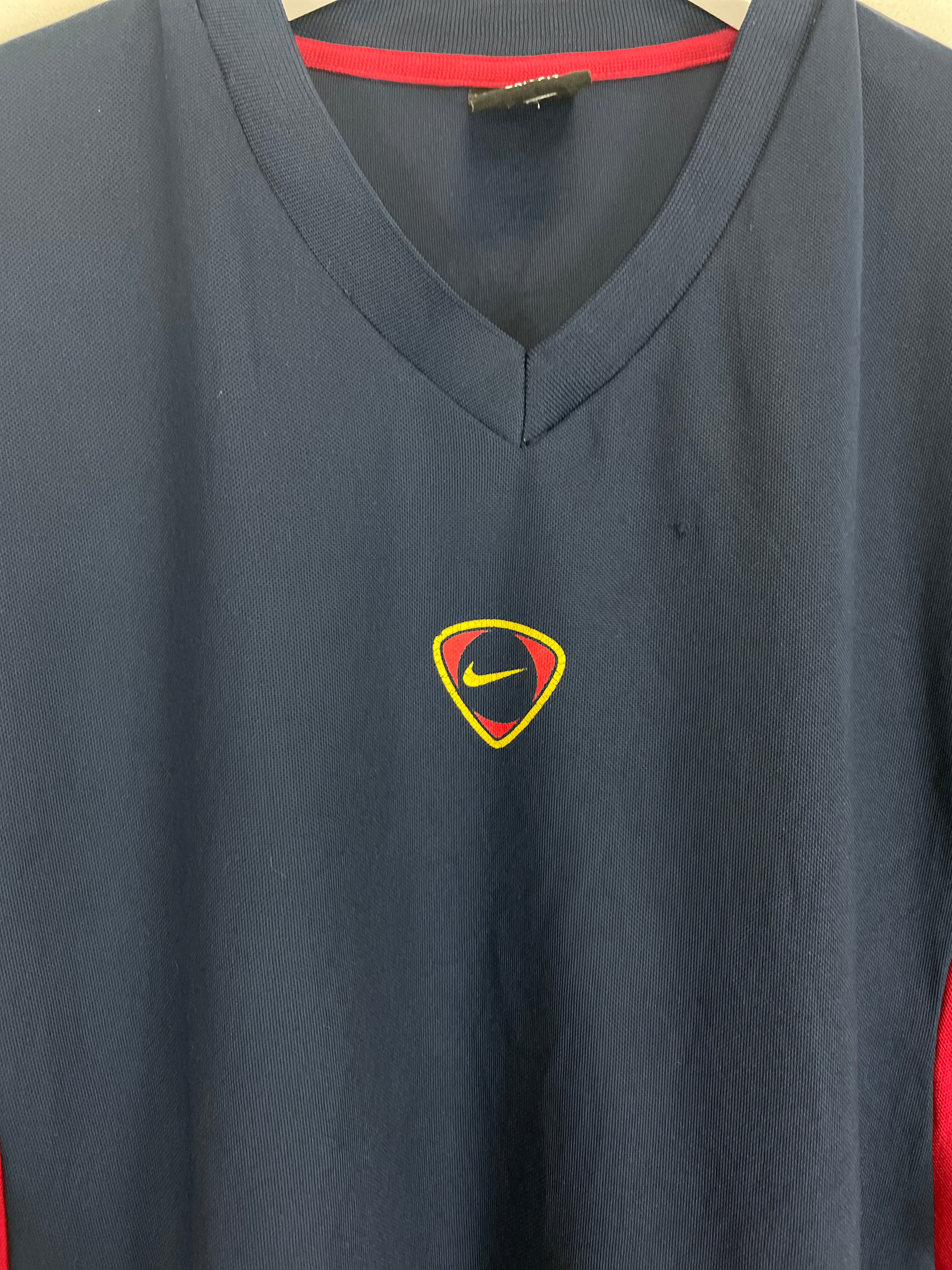 Shop 2000/01 BARCELONA TRAINING SHIRT (XL) NIKE, classic football shirts, vintage football shirts & retro soccer jerseys at Cult Kits