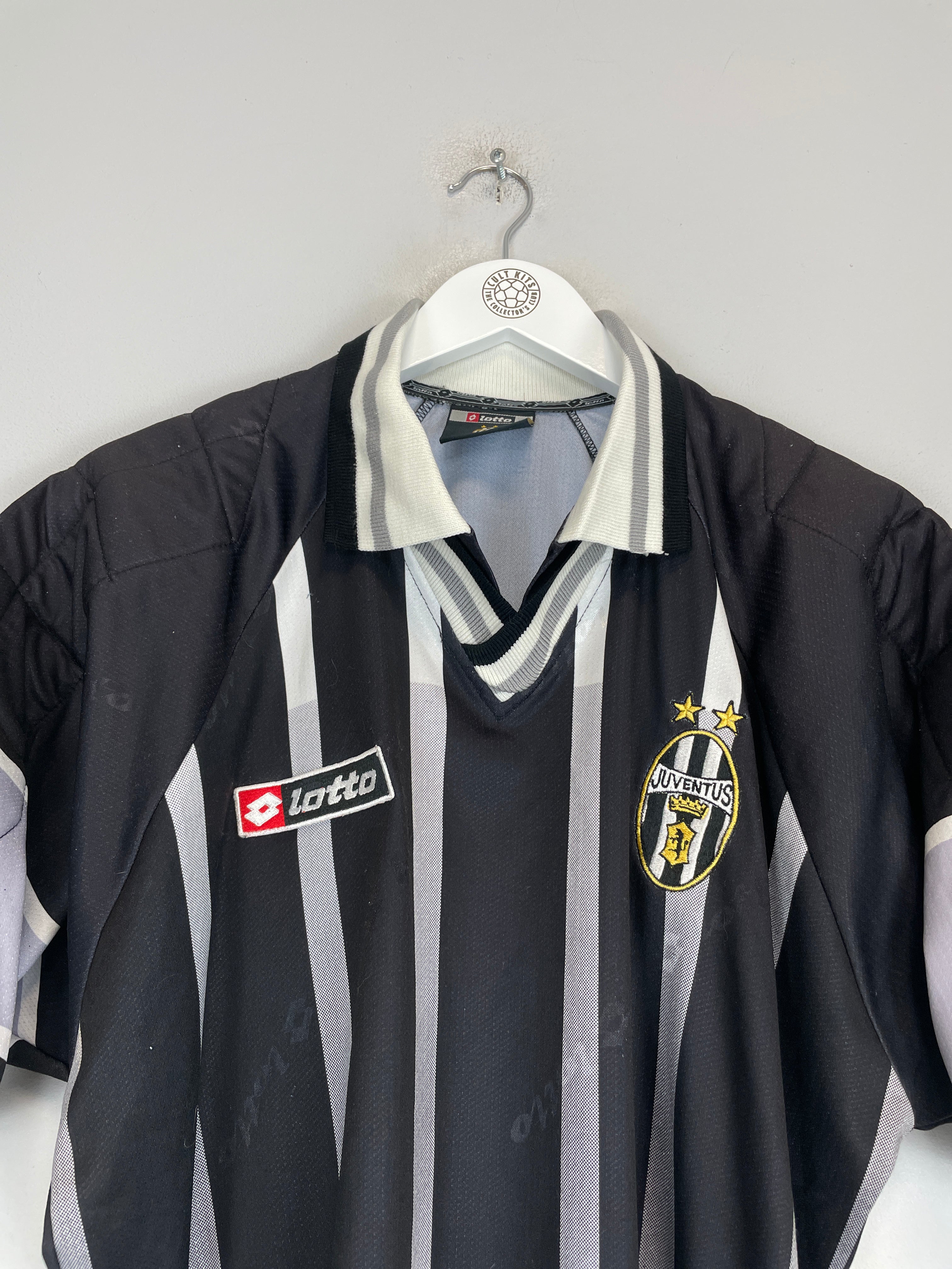 Shop 2000/01 JUVENTUS GK SHIRT (L) LOTTO, classic football shirts, vintage football shirts & retro soccer jerseys at Cult Kits