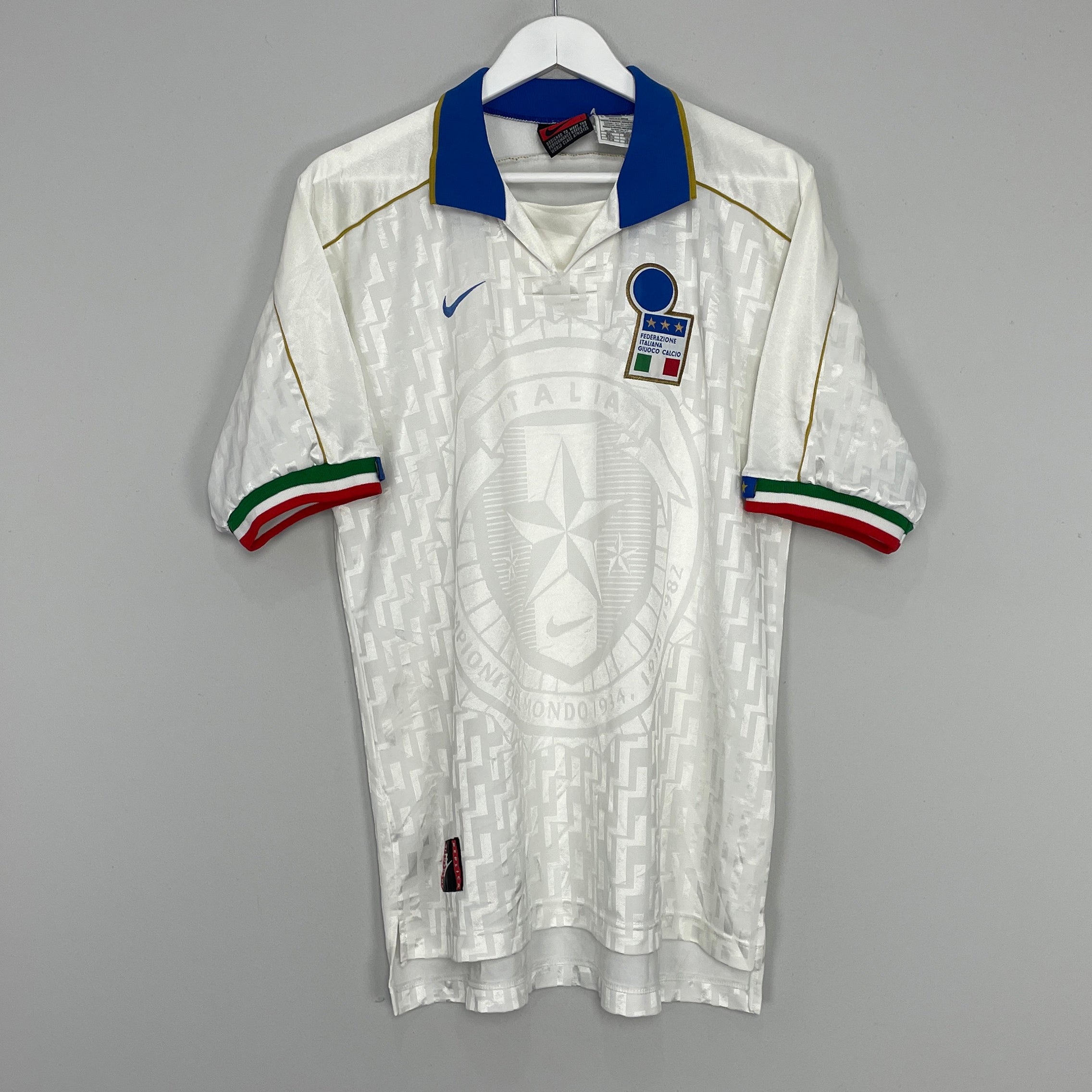Shop 1995/96 ITALY AWAY SHIRT (L) NIKE, classic football shirts, vintage football shirts & retro soccer jerseys at Cult Kits