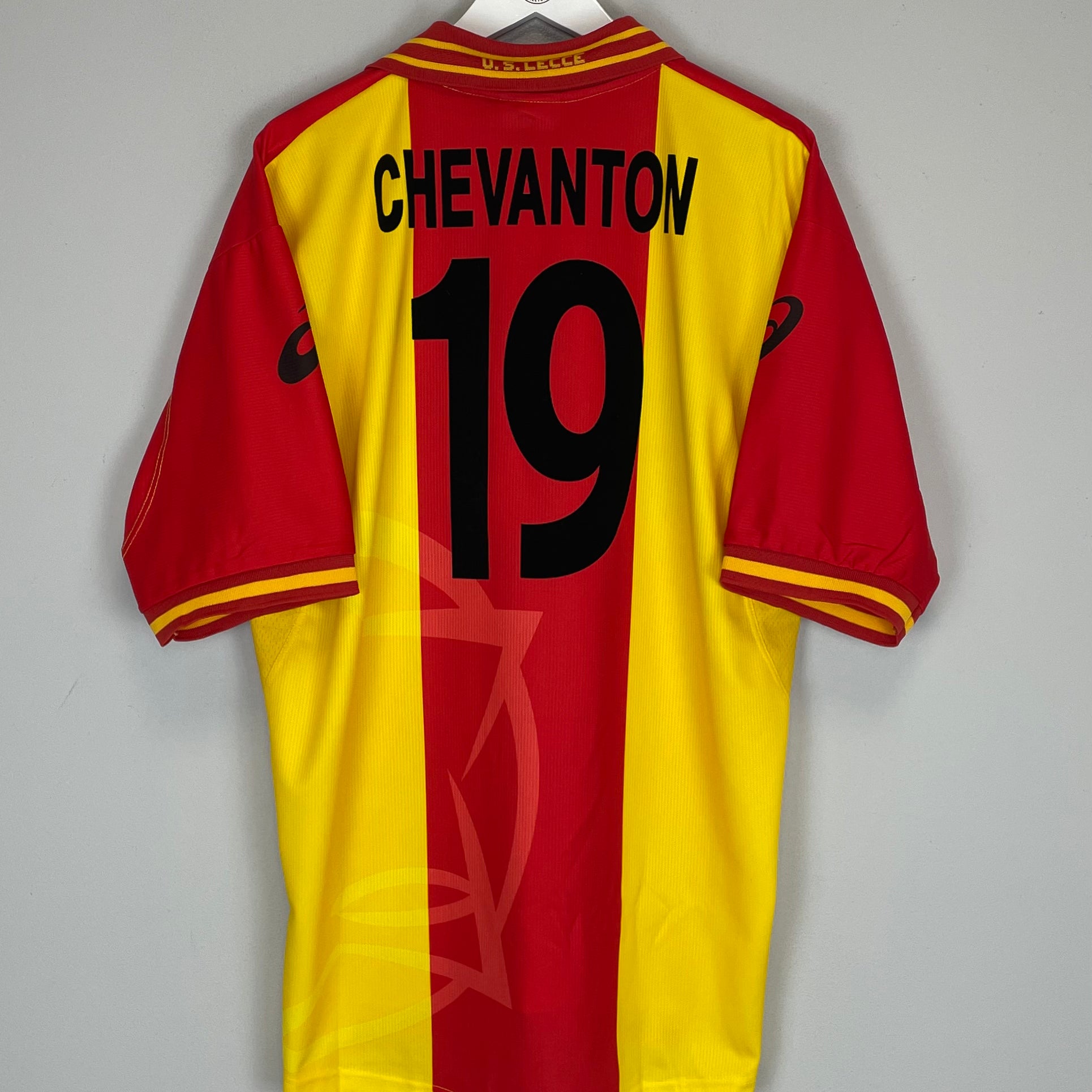 Buy 2001/02 LECCE CHEVANTON 19 HOME SHIRT (XL) ASICS ~ Free worldwide shipping available ~ Authentic Vintage Football Shirts from Cult Kits