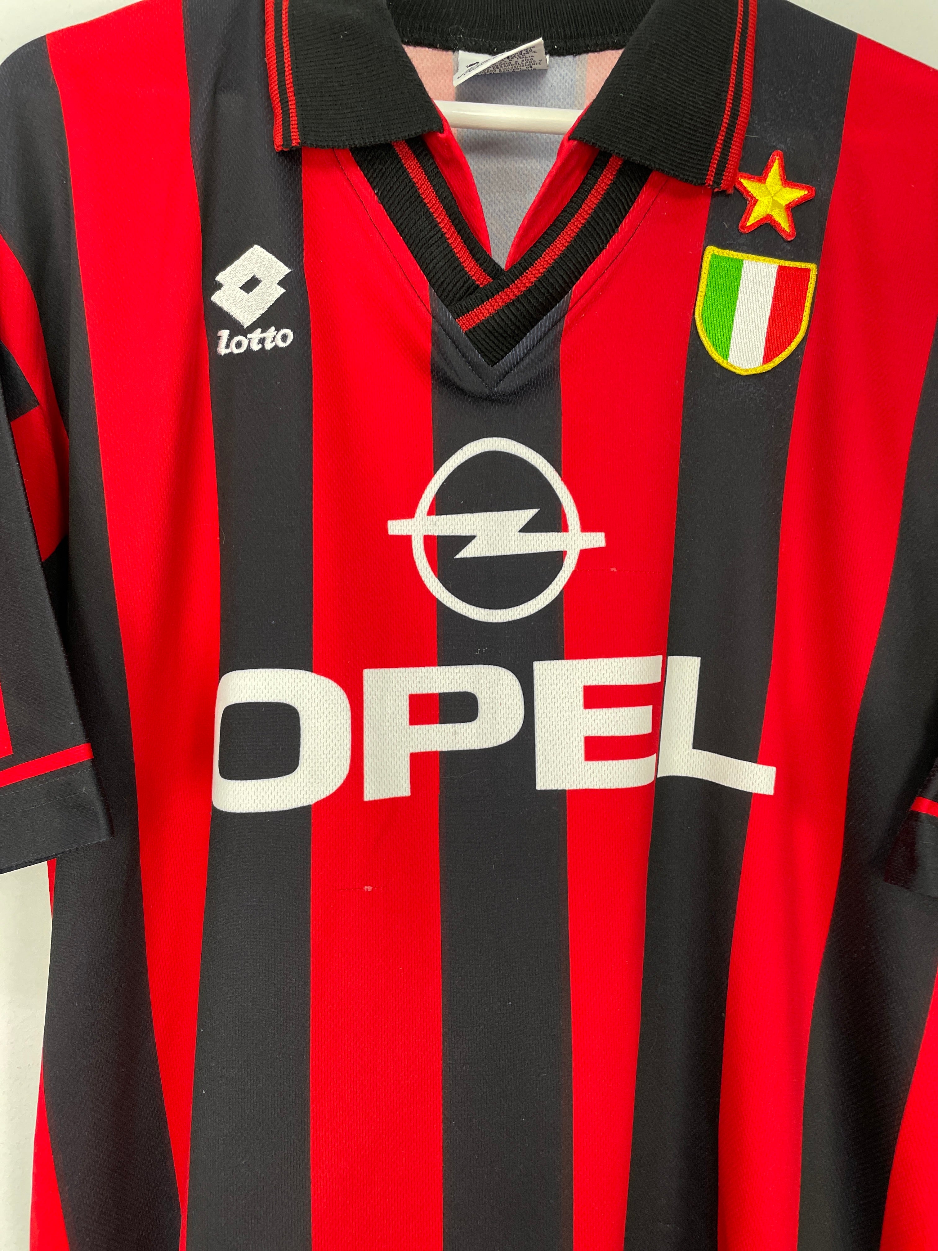 Shop 1996/97 AC MILAN BAGGIO #18 HOME SHIRT (L) LOTTO, classic football shirts, vintage football shirts & retro soccer jerseys at Cult Kits