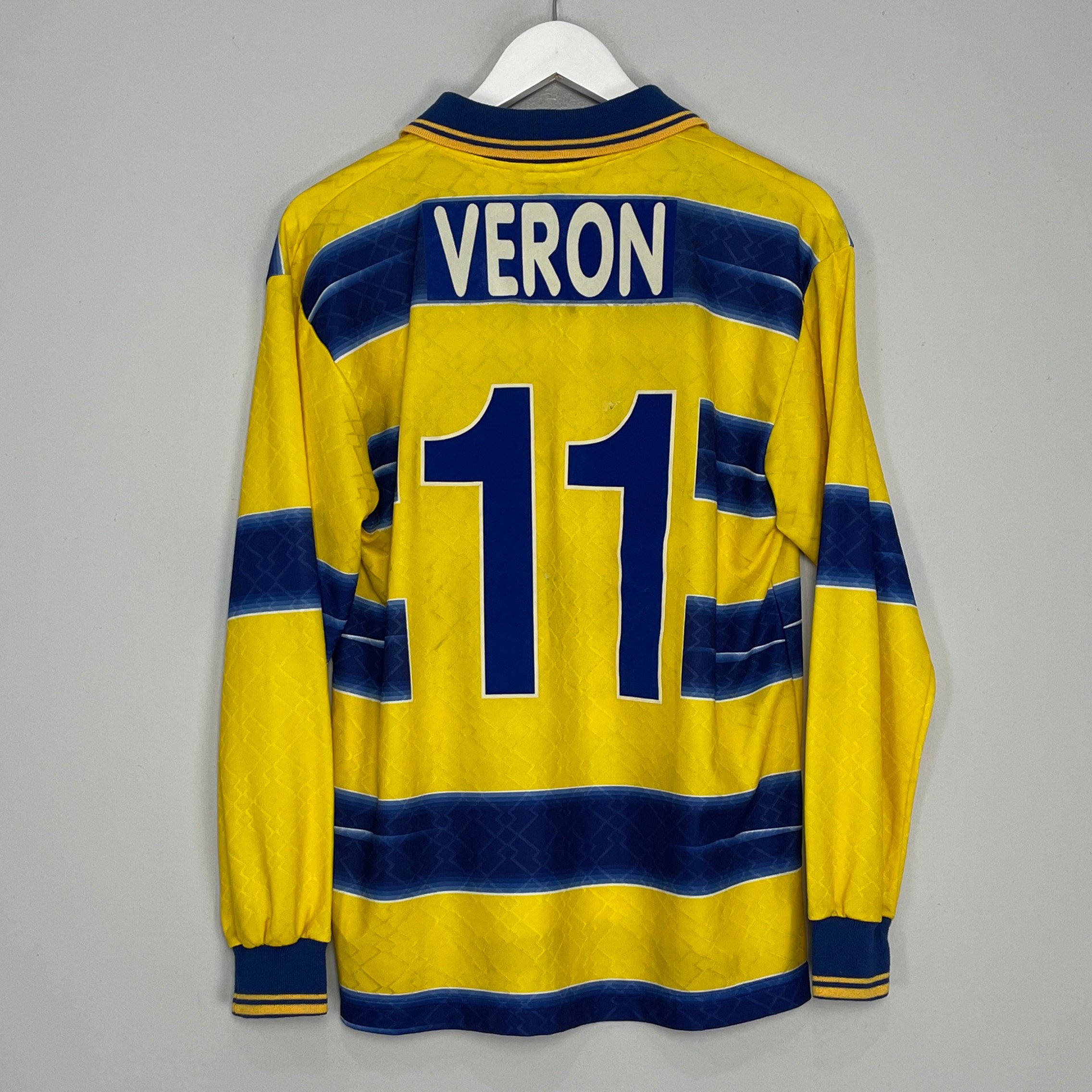 Shop 1998/99 PARMA VERON #11 L/S HOME SHIRT (M) LOTTO, classic football shirts, vintage football shirts & retro soccer jerseys at Cult Kits