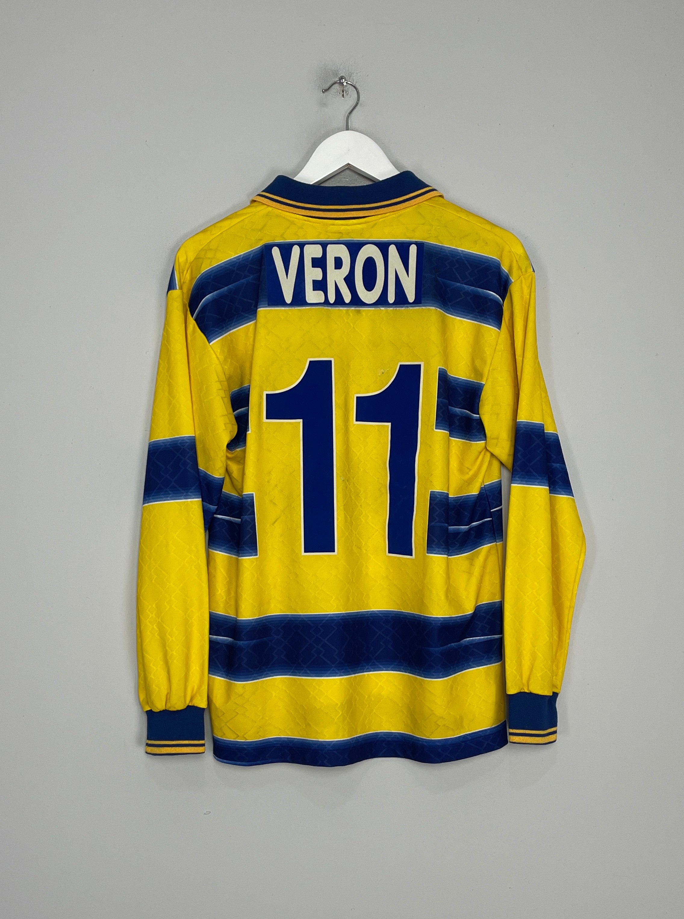 Shop 1998/99 PARMA VERON #11 L/S HOME SHIRT (M) LOTTO, classic football shirts, vintage football shirts & retro soccer jerseys at Cult Kits