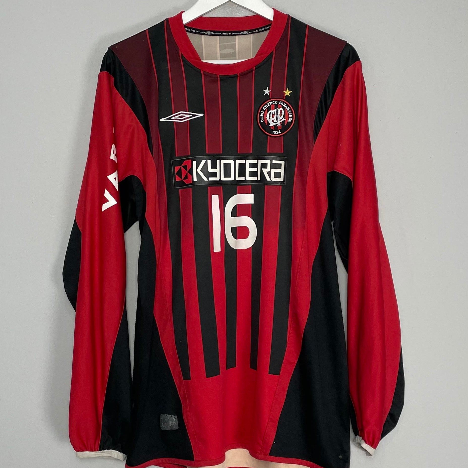Shop 2005 ATHLETICO PARANAENSE #16 L/S HOME SHIRT (XXL) UMBRO, classic football shirts, vintage football shirts & retro soccer jerseys at Cult Kits