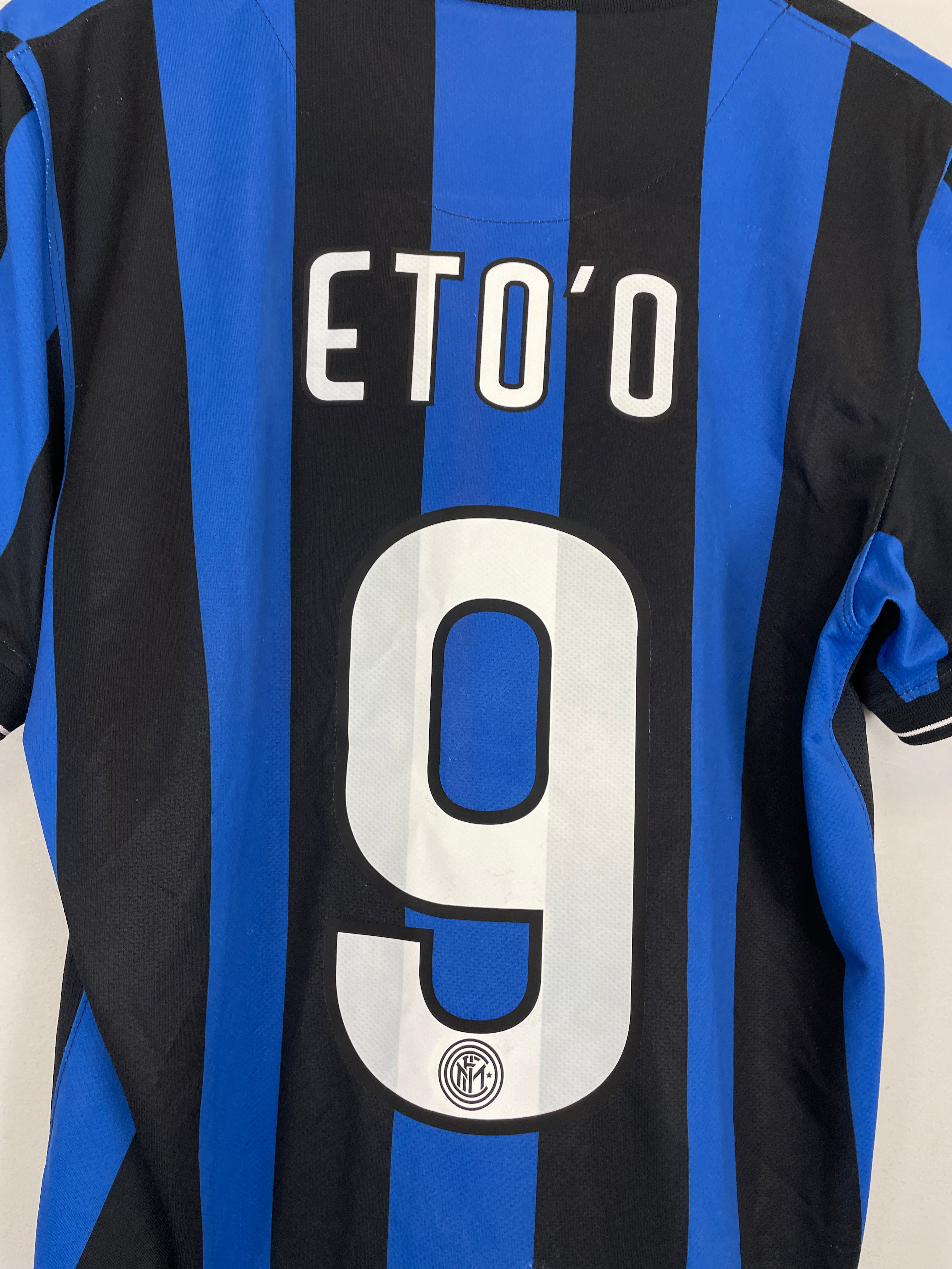 Shop 2009/10 INTER MILAN ETO'O #9 HOME SHIRT (M) NIKE, classic football shirts, vintage football shirts & retro soccer jerseys at Cult Kits