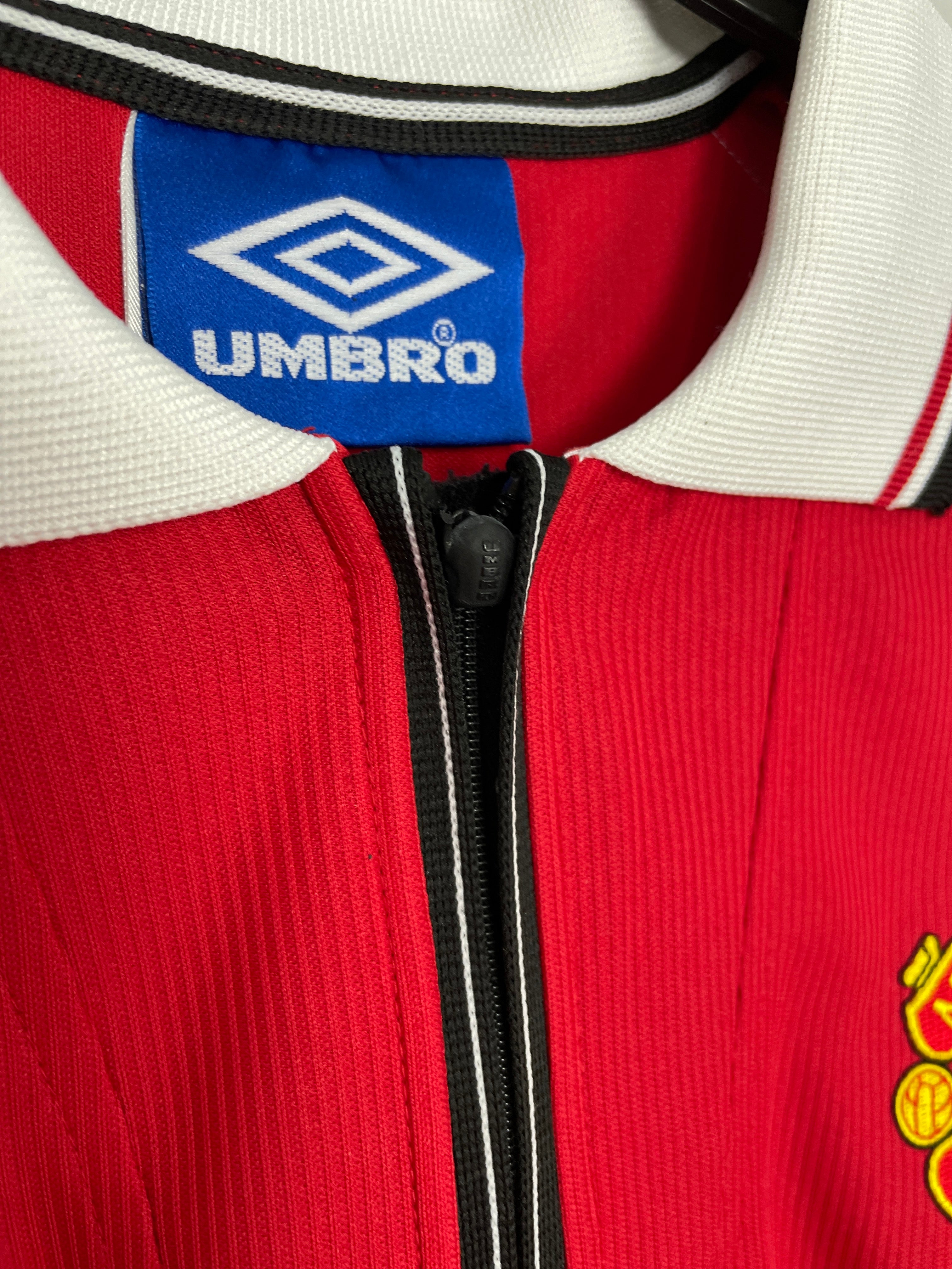 Shop 1998/00 MANCHESTER UNITED BECKHAM #7 HOME SHIRT (L) UMBRO, classic football shirts, vintage football shirts & retro soccer jerseys at Cult Kits