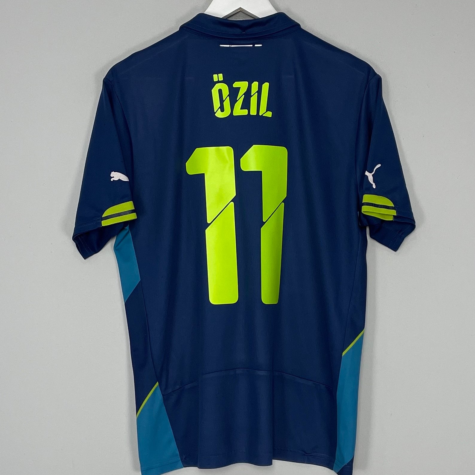 Shop 2014/15 ARSENAL OZIL #11 THIRD SHIRT (M) PUMA, classic football shirts, vintage football shirts & retro soccer jerseys at Cult Kits