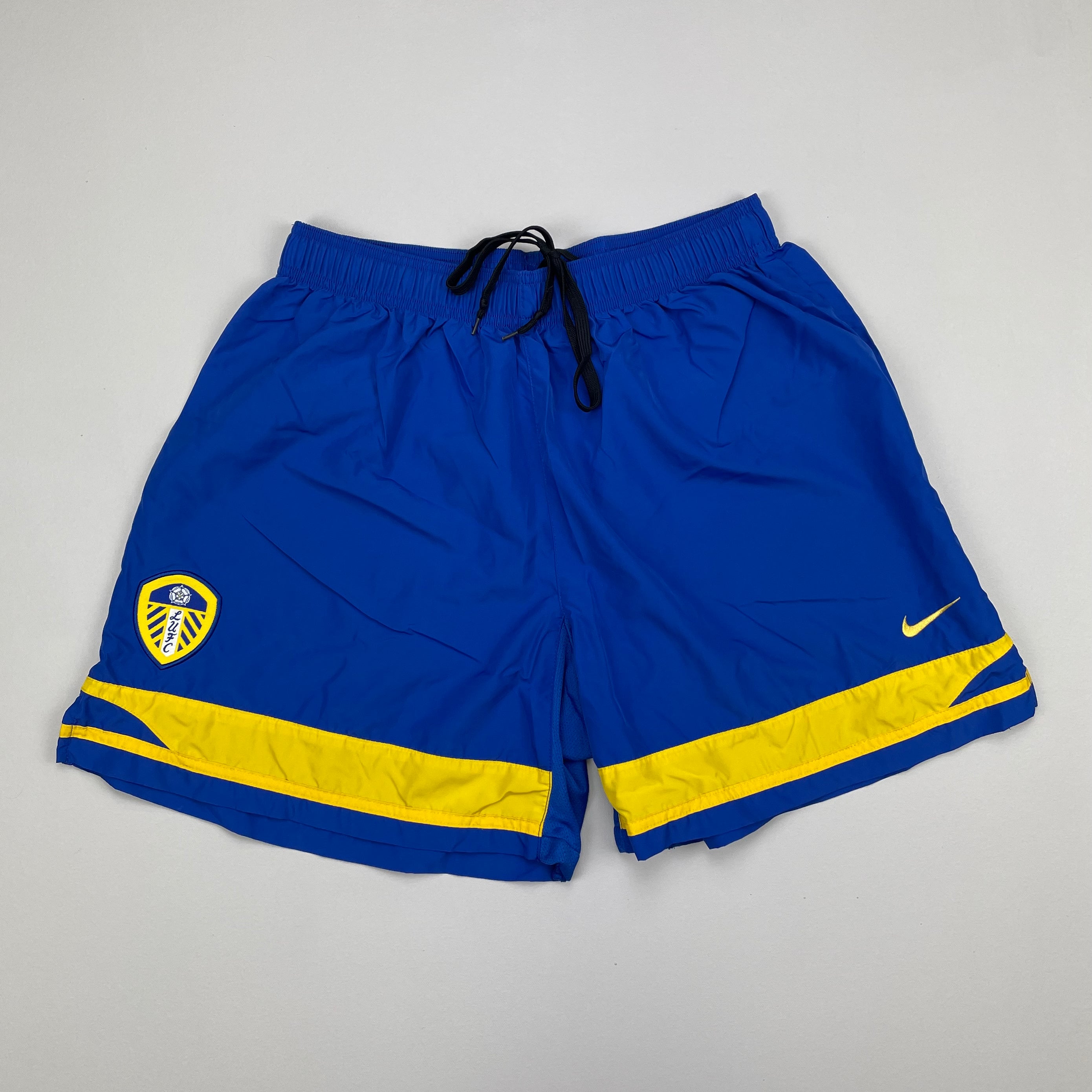 Shop 2001/03 LEEDS UNITED THIRD SHORTS (XL) NIKE, classic football shirts, vintage football shirts & retro soccer jerseys at Cult Kits