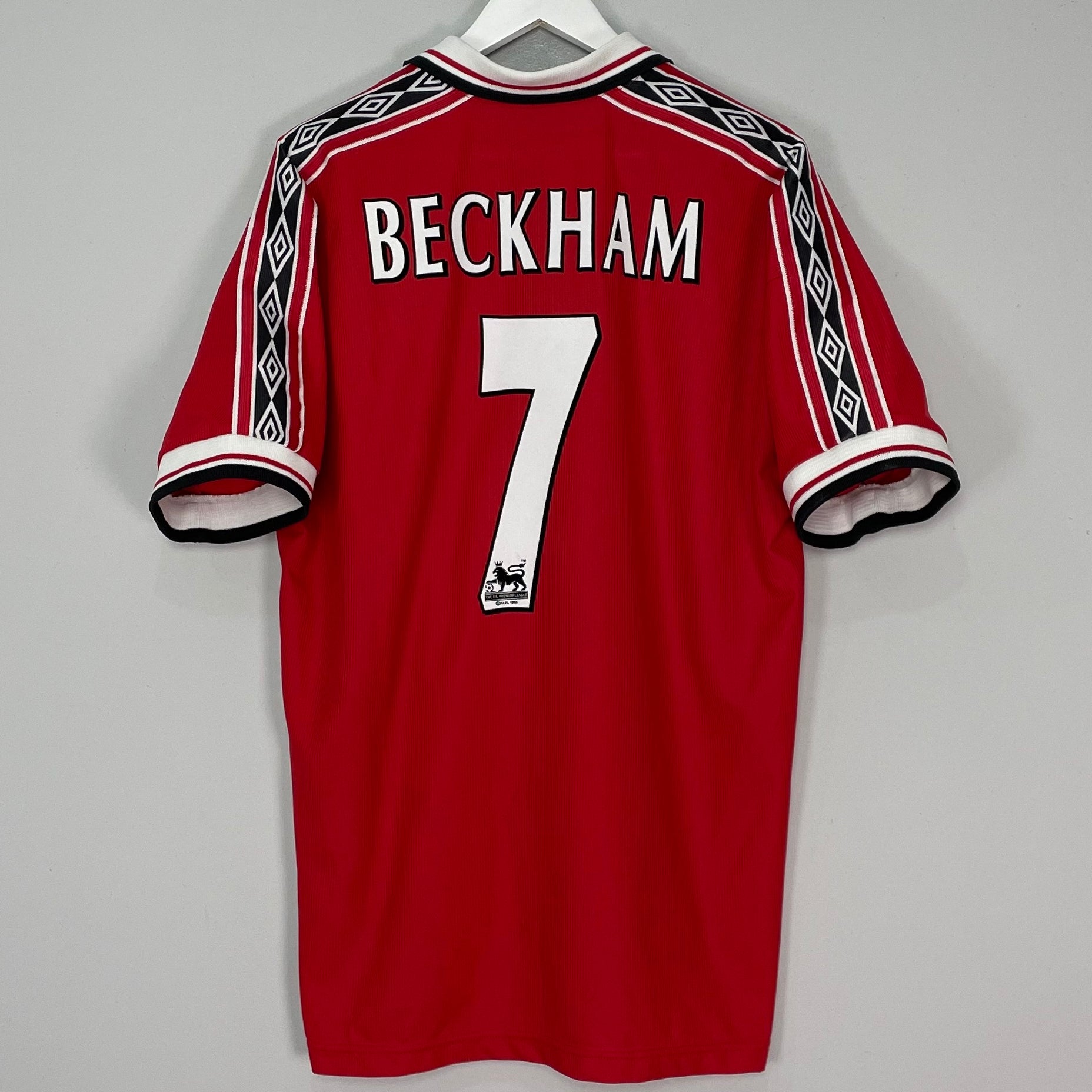 Shop 1998/00 MANCHESTER UNITED BECKHAM #7 HOME SHIRT (XL) UMBRO, classic football shirts, vintage football shirts & retro soccer jerseys at Cult Kits