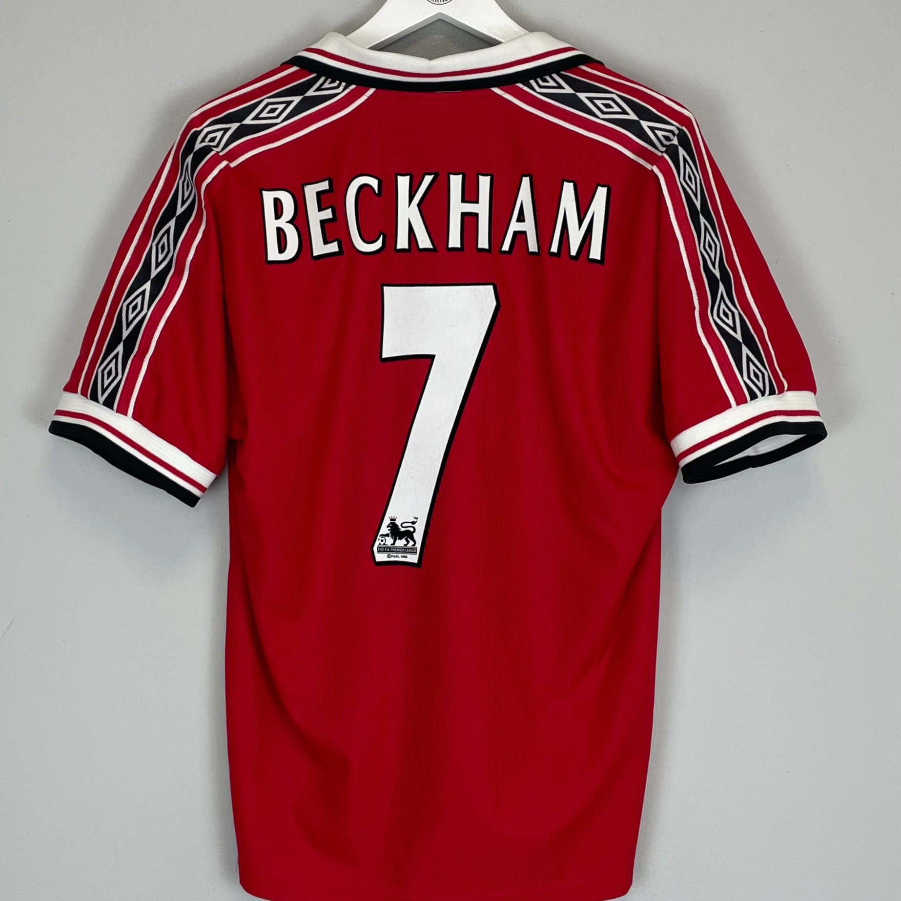 Shop 1998/99 MANCHESTER UNITED BECKHAM #7 HOME SHIRT (M) UMBRO, classic football shirts, vintage football shirts & retro soccer jerseys at Cult Kits