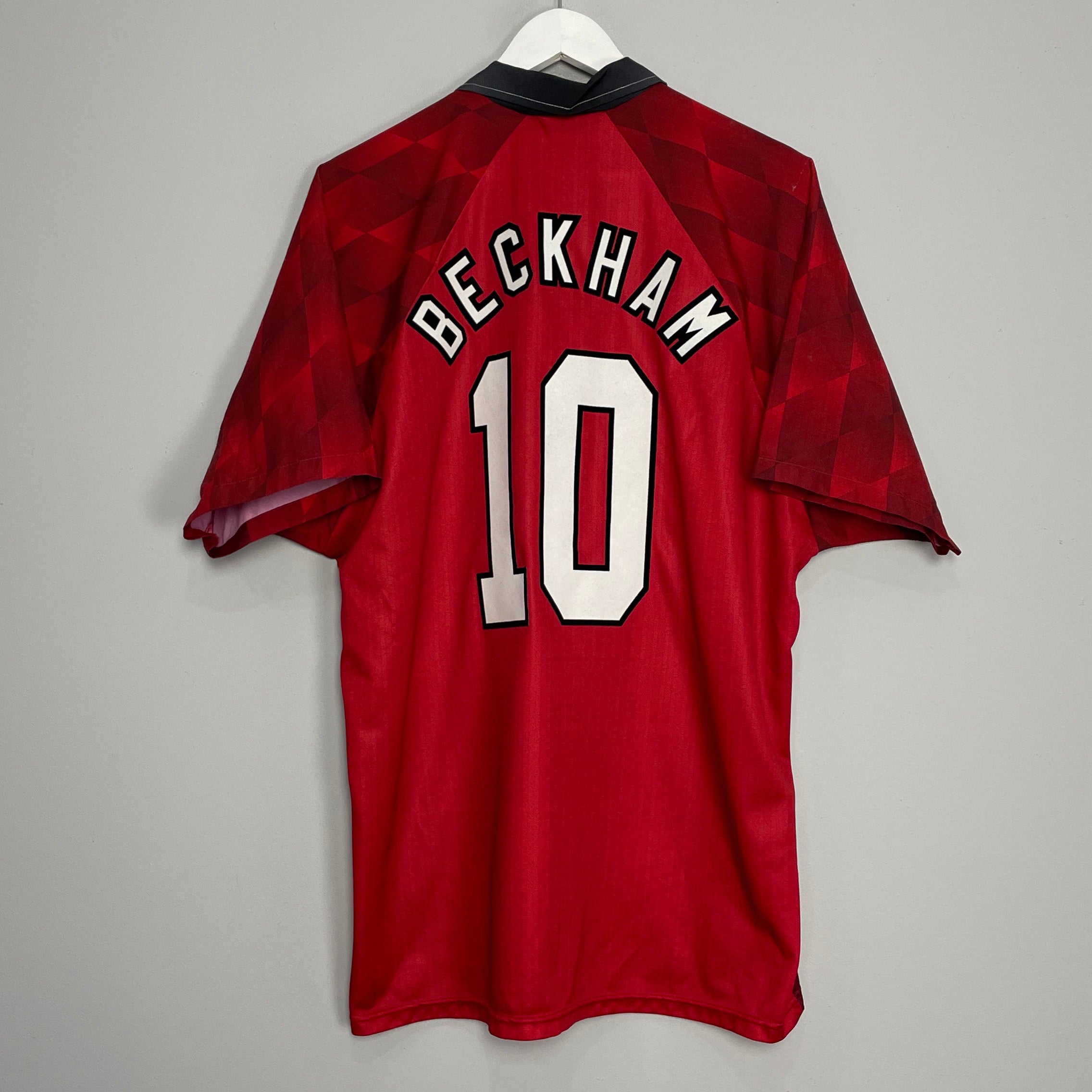 Shop 1996/97 MANCHESTER UNITED BECKHAM #10 HOME SHIRT (XL) UMBRO, classic football shirts, vintage football shirts & retro soccer jerseys at Cult Kits