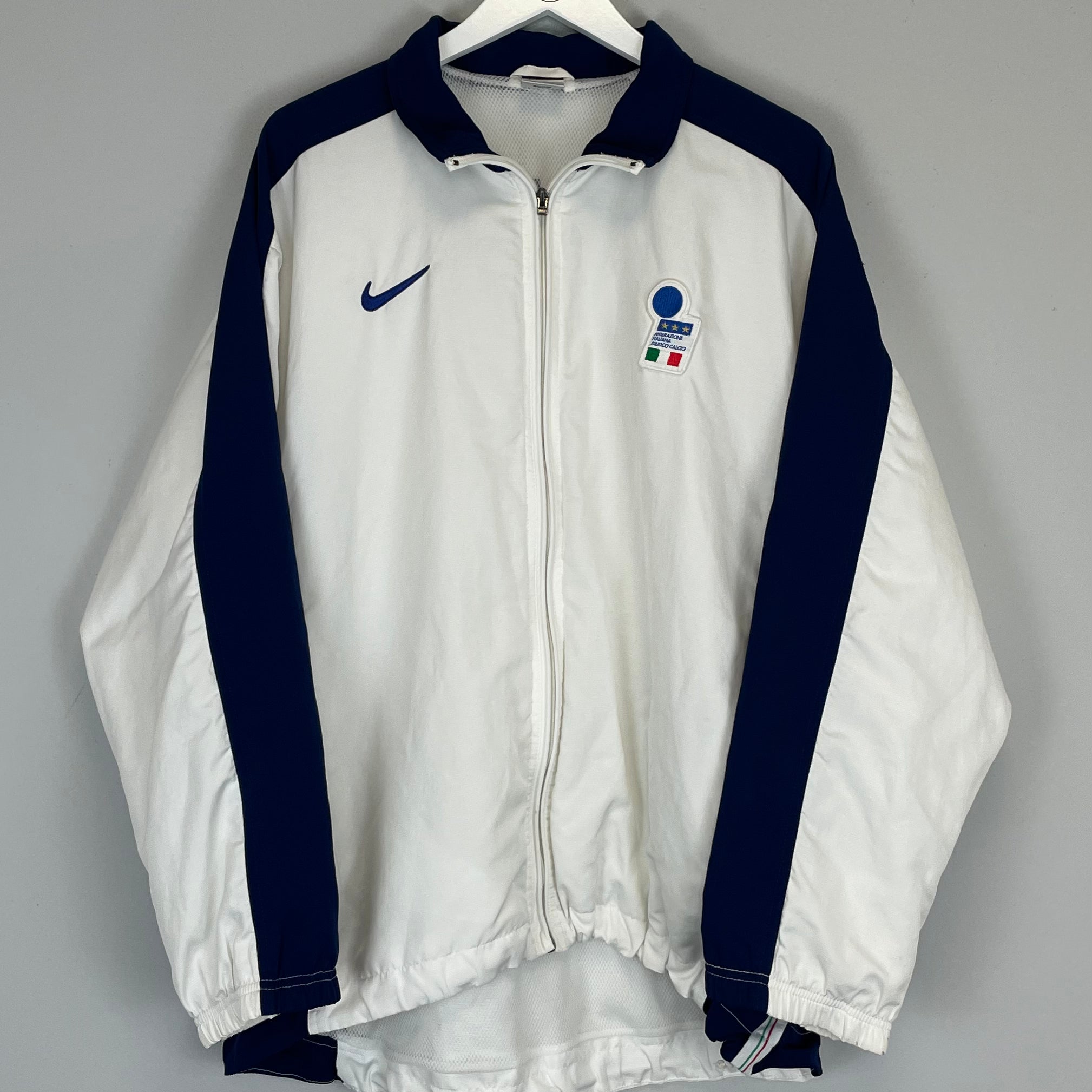 Shop 1998/99 ITALY TRACK JACKET (M) NIKE, classic football shirts, vintage football shirts & retro soccer jerseys at Cult Kits