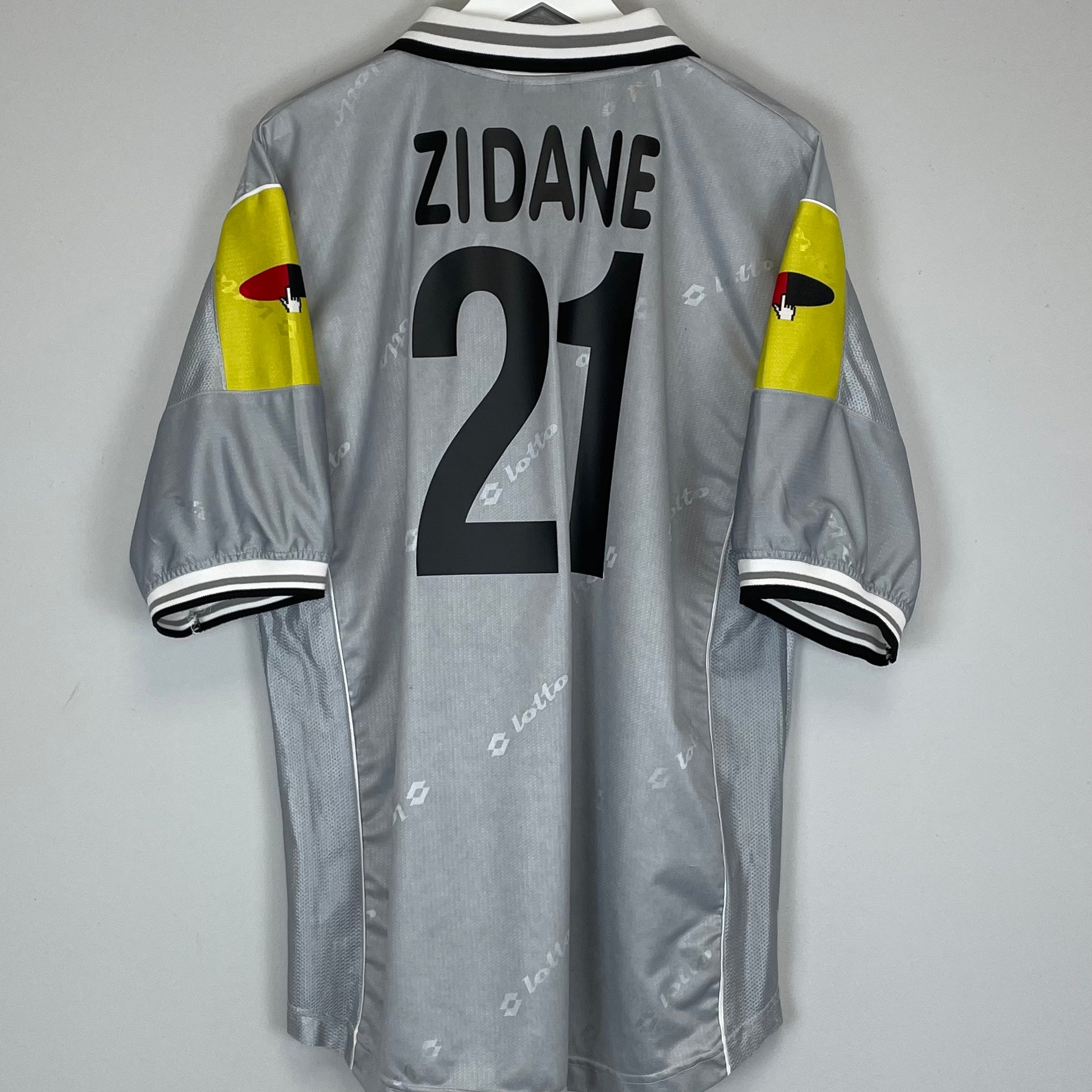 Shop 2000/01 JUVENTUS ZIDANE #21 AWAY SHIRT (XL) LOTTO, classic football shirts, vintage football shirts & retro soccer jerseys at Cult Kits