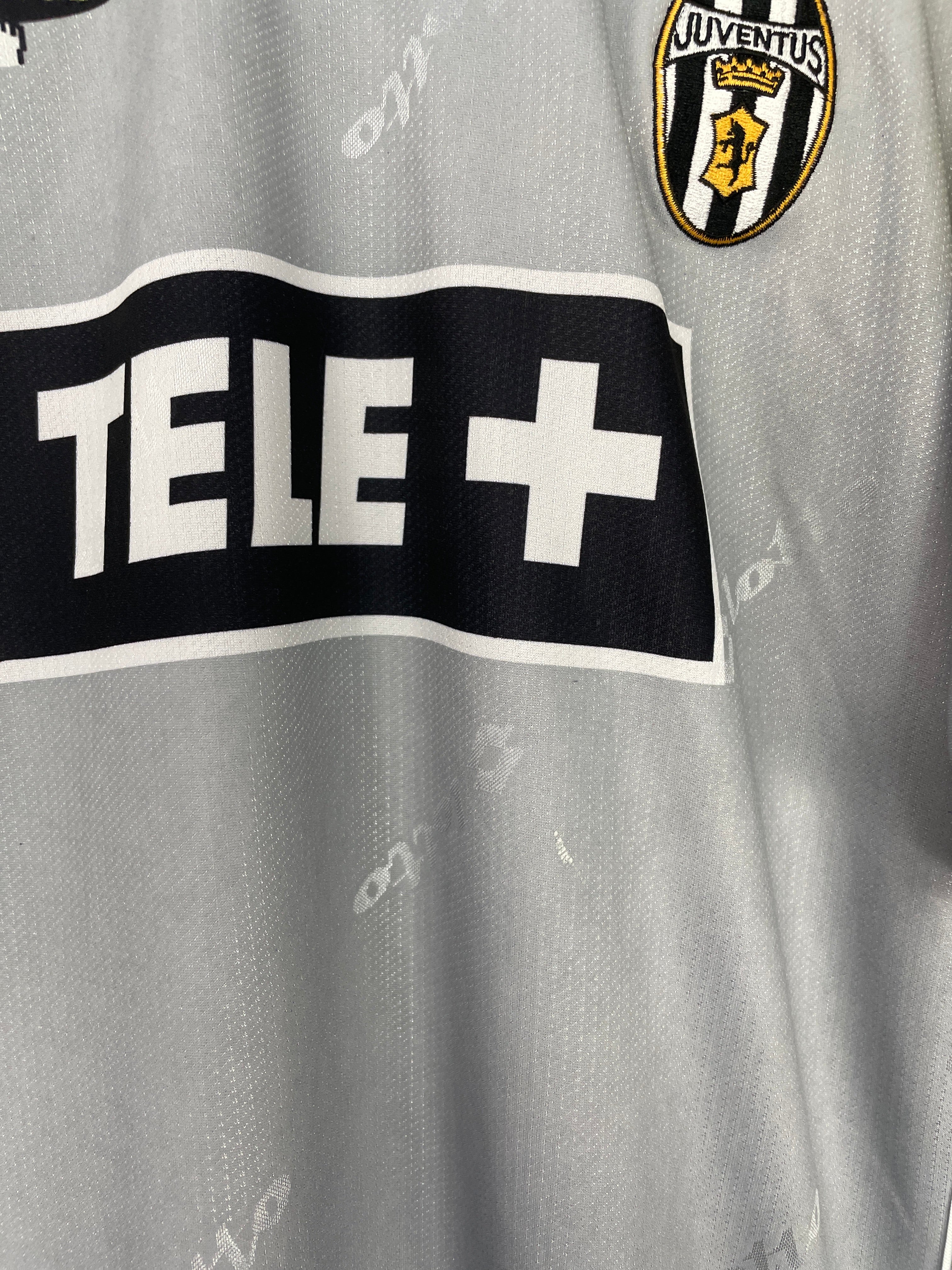 Shop 2000/01 JUVENTUS DEL PIERO #10 AWAY SHIRT (XL) LOTTO, classic football shirts, vintage football shirts & retro soccer jerseys at Cult Kits