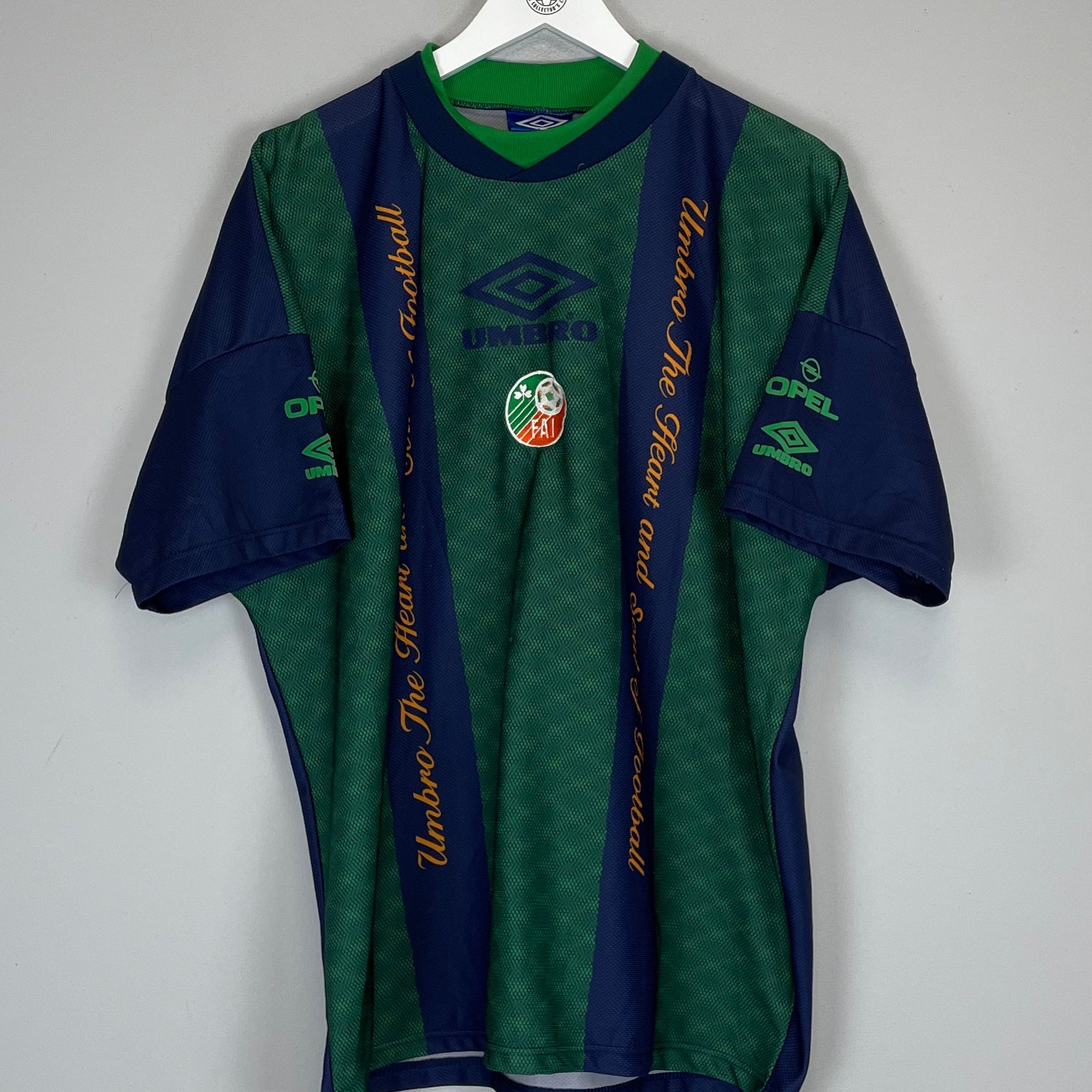 Shop 1995 IRELAND TRAINING SHIRT (XL) UMBRO, classic football shirts, vintage football shirts & retro soccer jerseys at Cult Kits