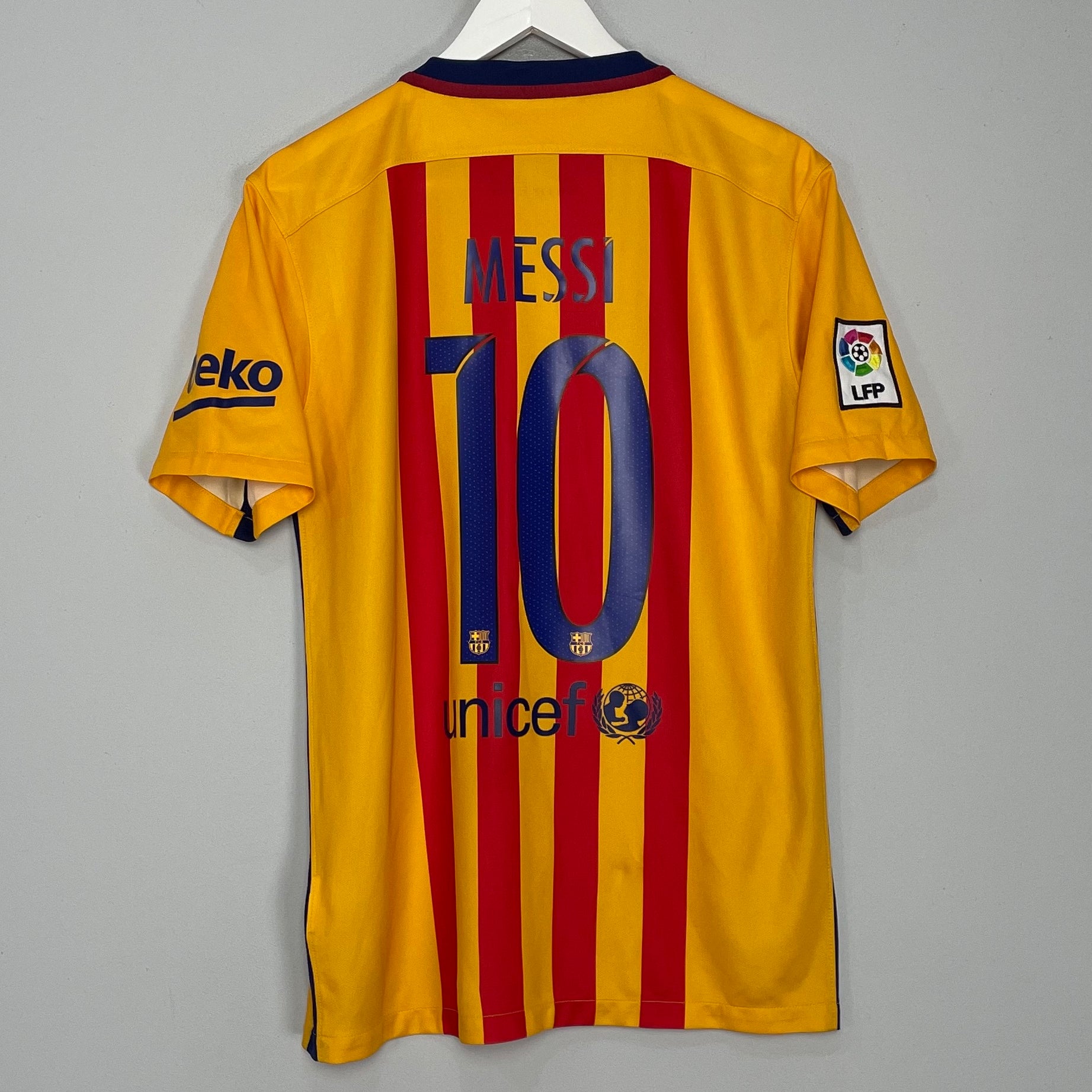 Shop 2015/16 BARCELONA MESSI #10 AWAY SHIRT (M) NIKE, classic football shirts, vintage football shirts & retro soccer jerseys at Cult Kits