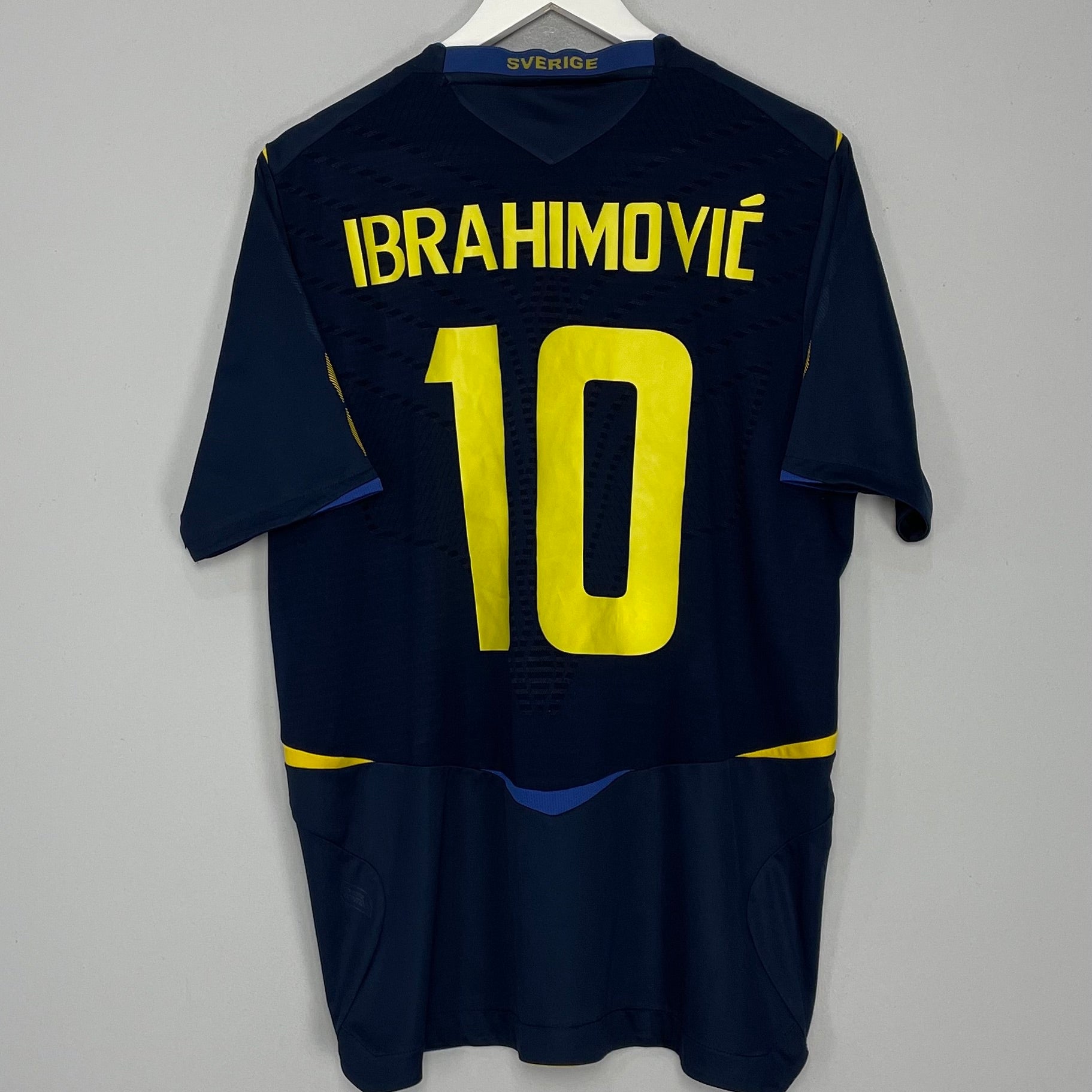 Shop 2008/09 SWEDEN IBRAHIMOVIC #9 AWAY SHIRT (L) UMBRO, classic football shirts, vintage football shirts & retro soccer jerseys at Cult Kits