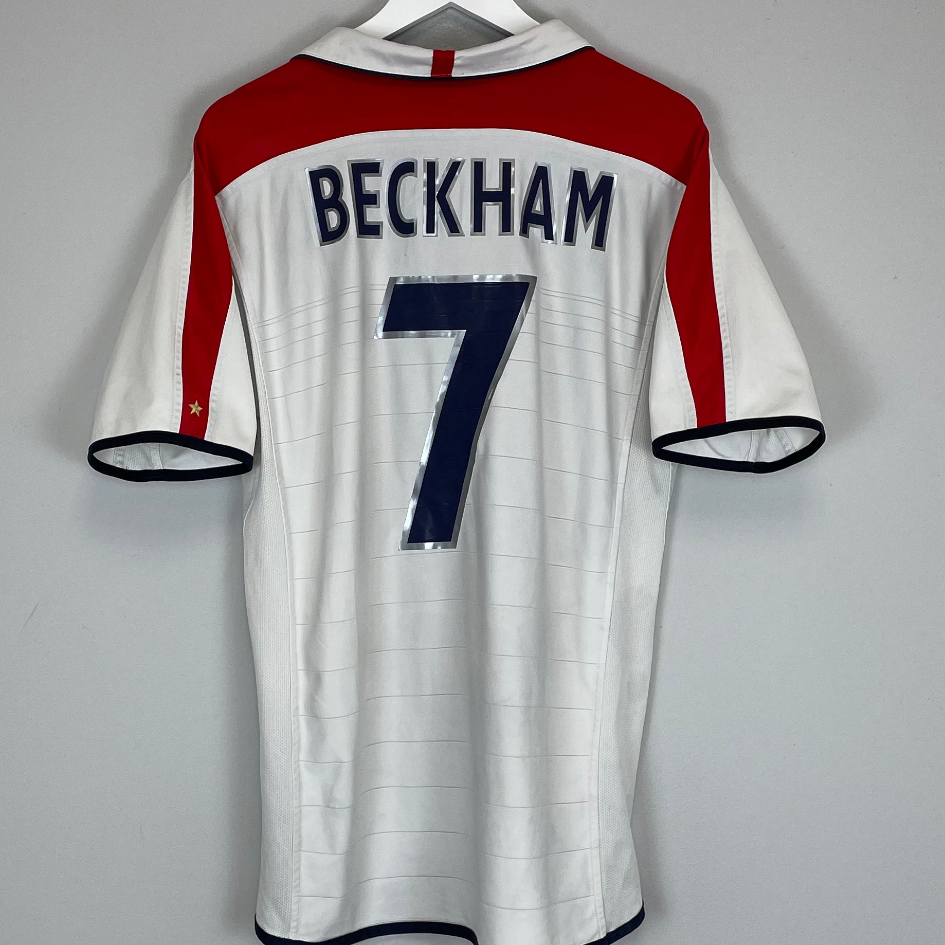Shop 2003/05 ENGLAND BECKHAM #7 HOME SHIRT (L) UMBRO, classic football shirts, vintage football shirts & retro soccer jerseys at Cult Kits