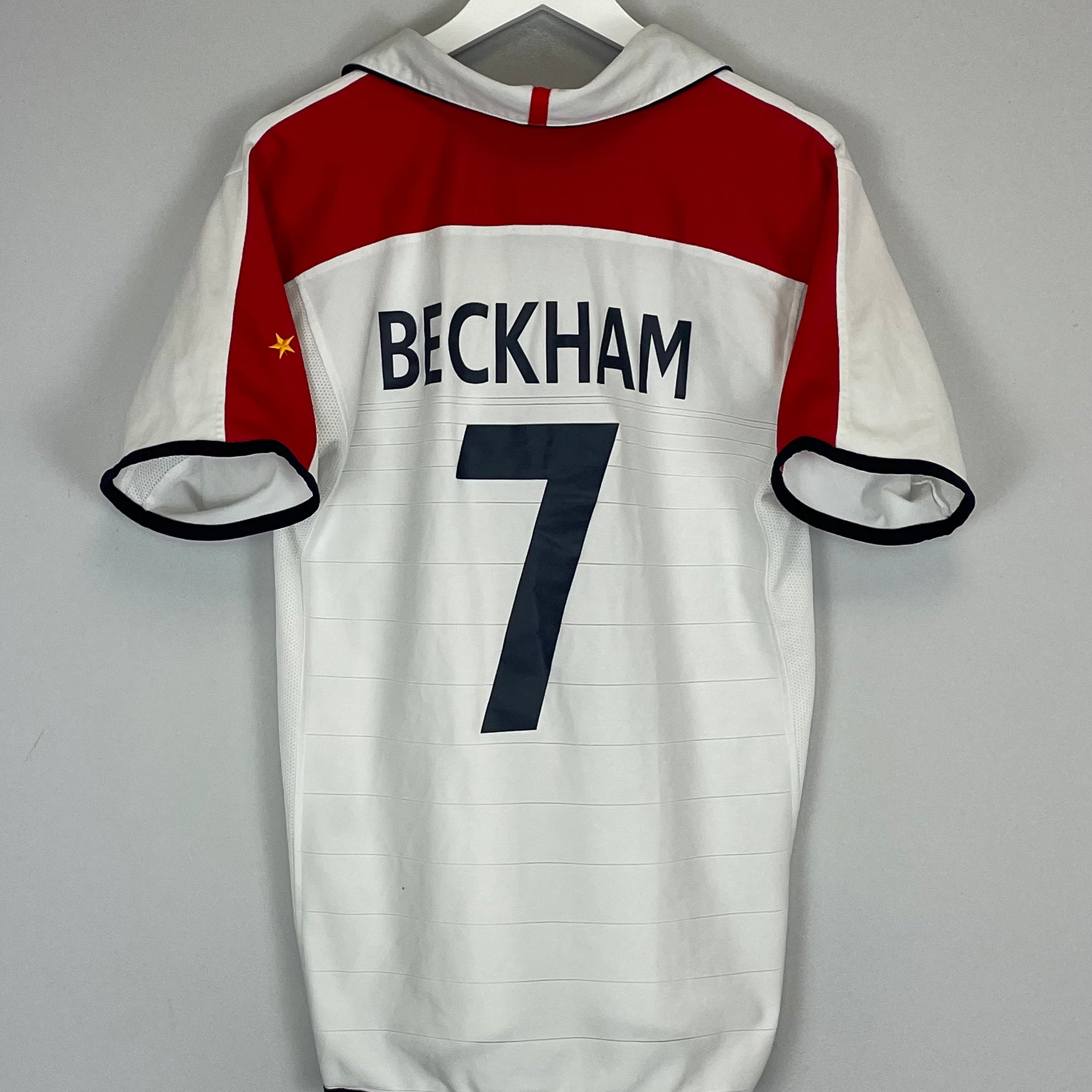 Shop 2003/05 ENGLAND BECKHAM #7 HOME SHIRT (M) UMBRO, classic football shirts, vintage football shirts & retro soccer jerseys at Cult Kits
