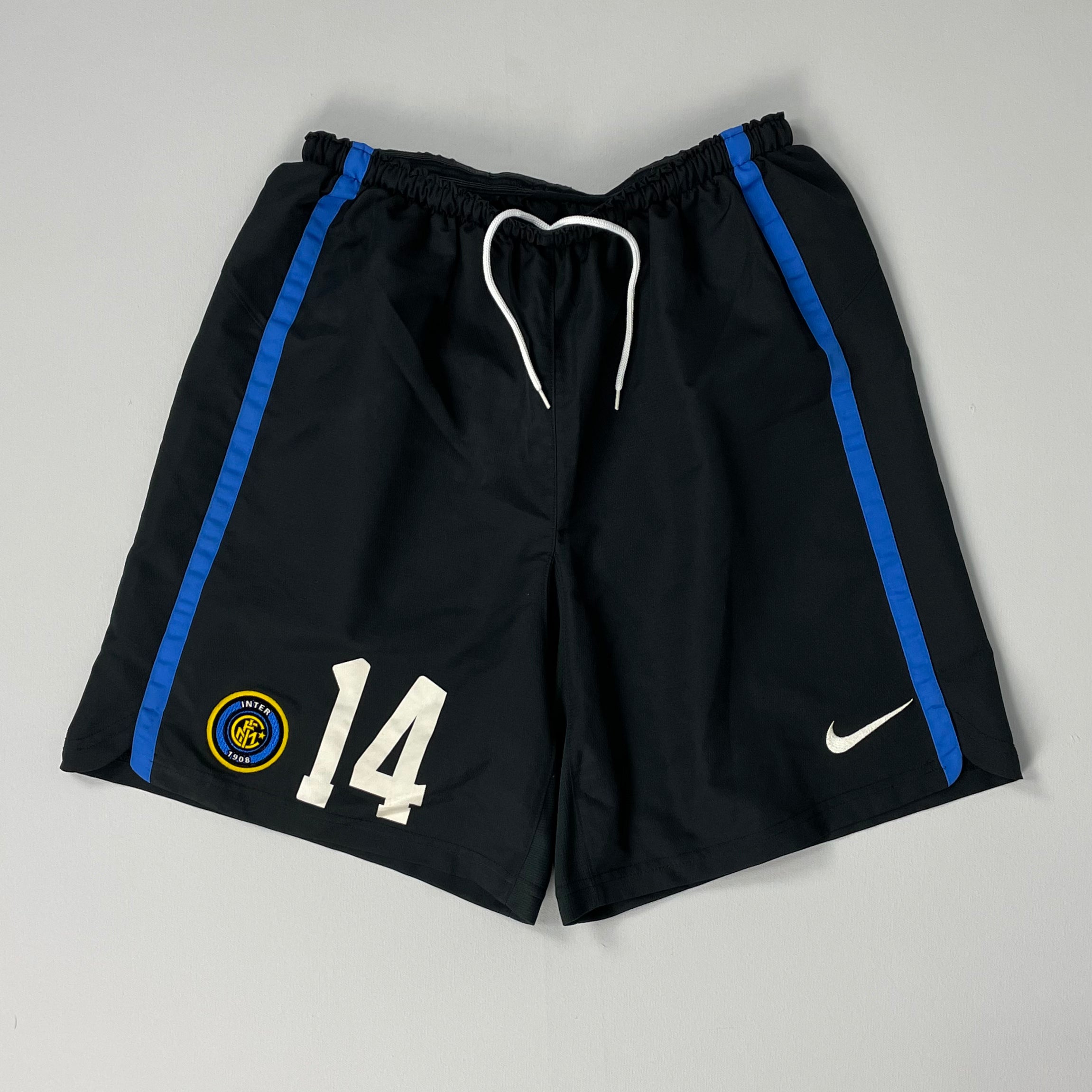 Shop 2006/07 INTER MILAN #14 HOME SHORTS (M) NIKE, classic football shirts, vintage football shirts & retro soccer jerseys at Cult Kits