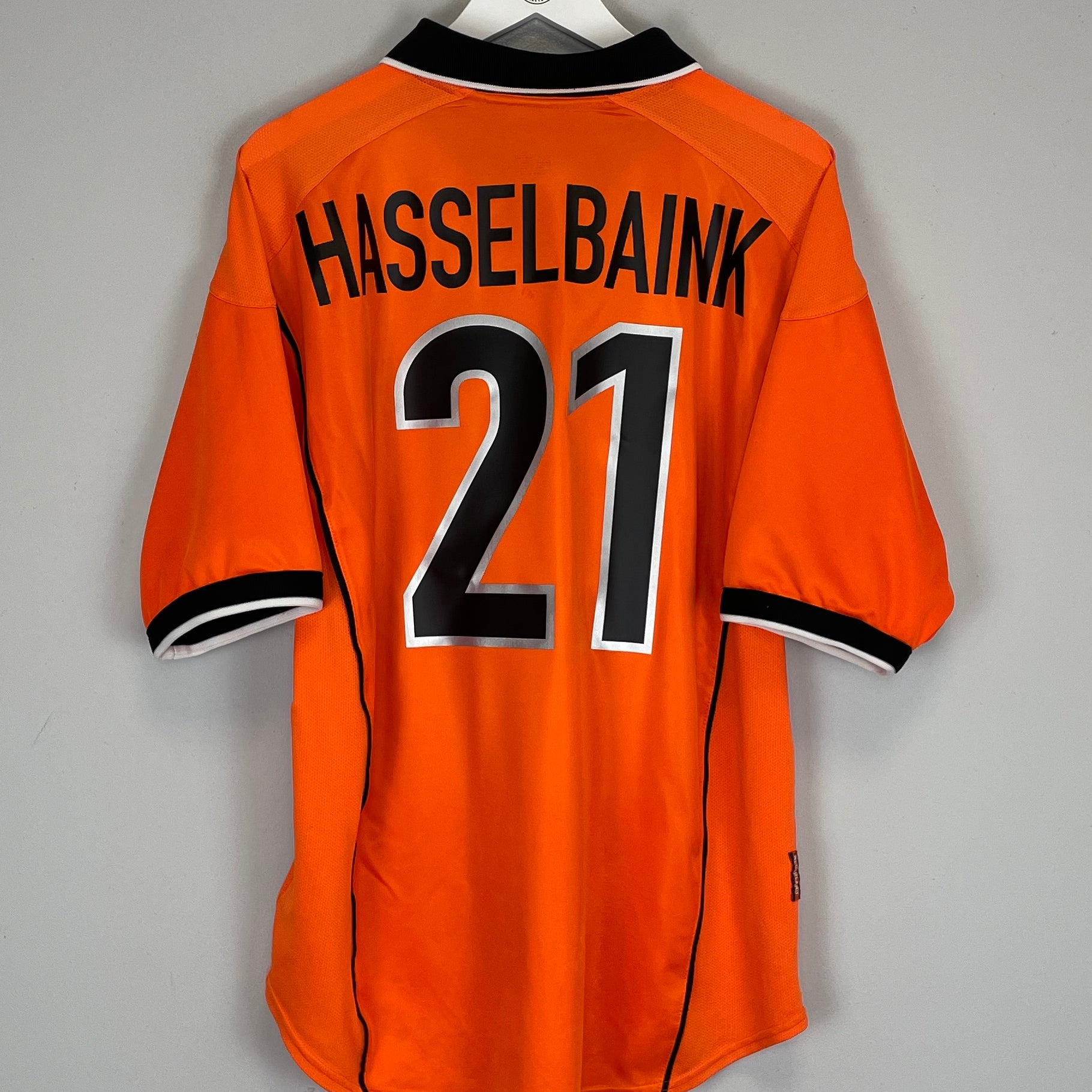 Shop 1998/00 NETHERLANDS HASSELBAINK #21 HOME SHIRT (XL) NIKE, classic football shirts, vintage football shirts & retro soccer jerseys at Cult Kits