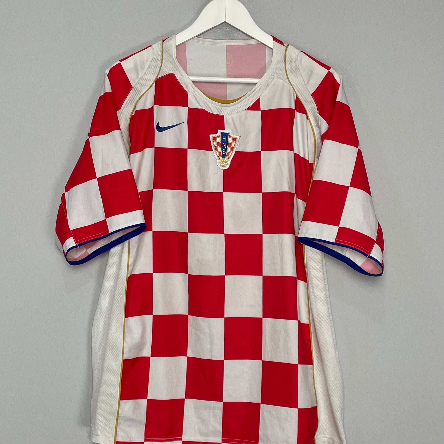 Shop 2004/06 CROATIA HOME SHIRT (L) NIKE, classic football shirts, vintage football shirts & retro soccer jerseys at Cult Kits