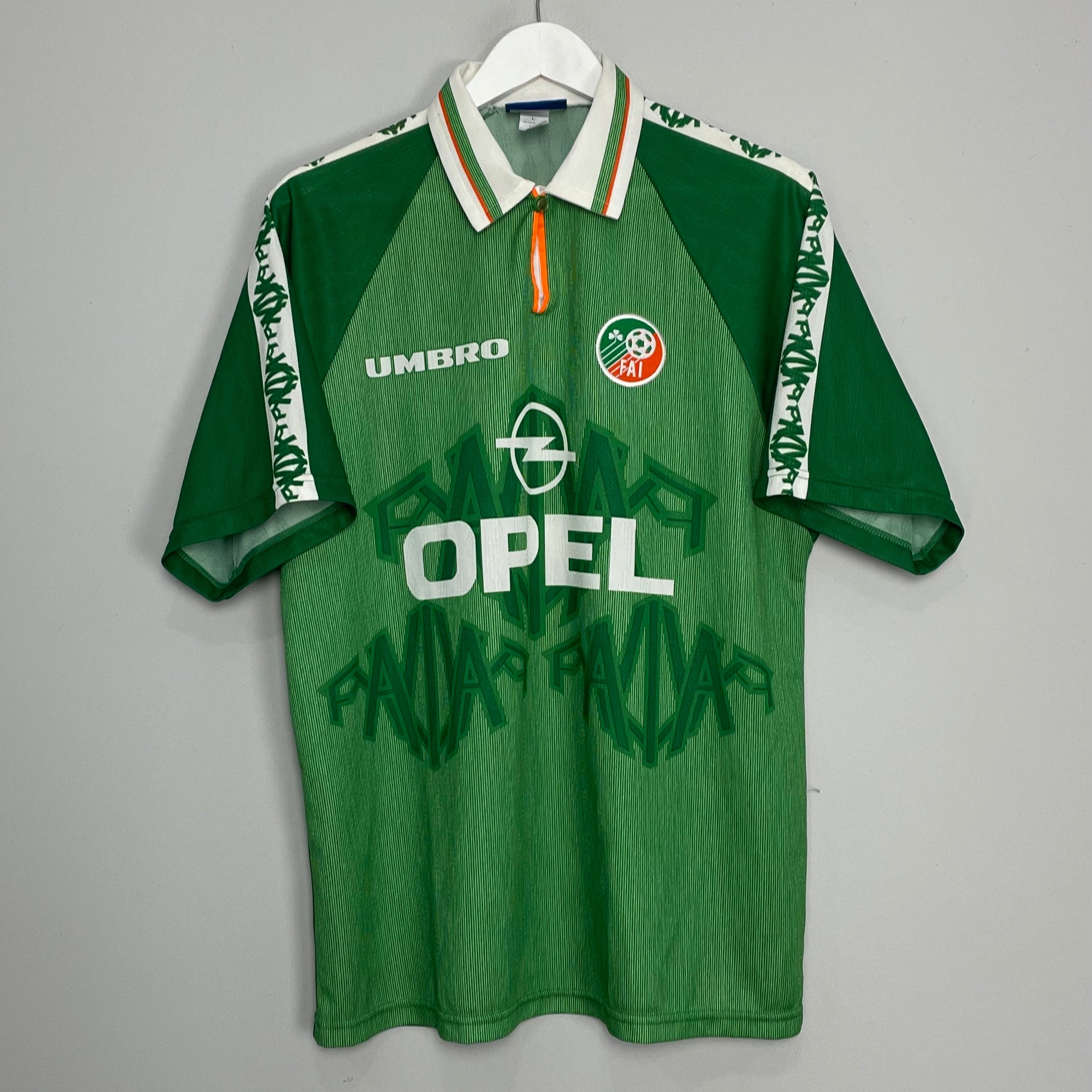 Shop 1996/98 IRELAND HOME SHIRT (L) UMBRO, classic football shirts, vintage football shirts & retro soccer jerseys at Cult Kits