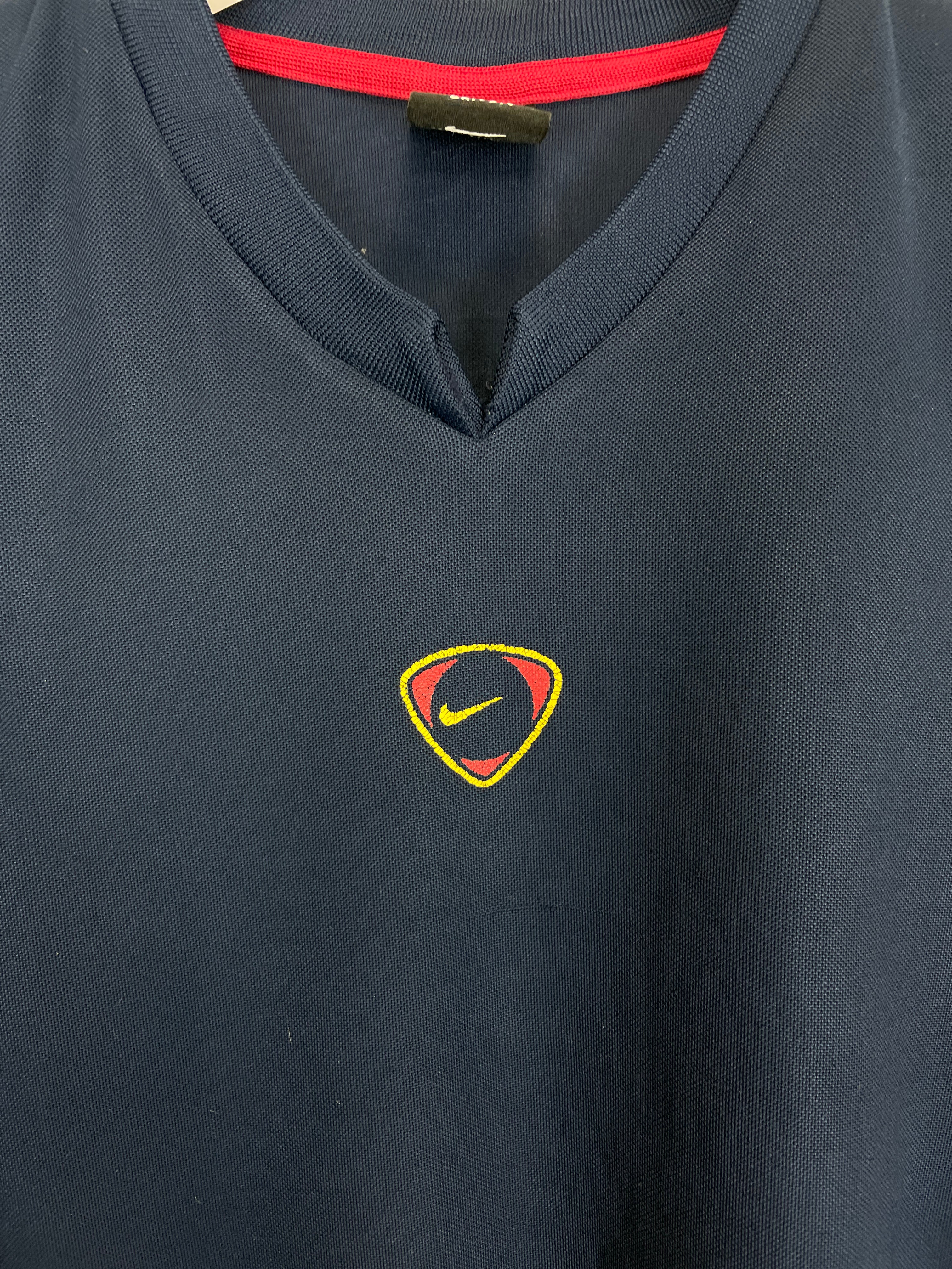 Shop 2000/01 BARCELONA TRAINING SHIRT (M) NIKE, classic football shirts, vintage football shirts & retro soccer jerseys at Cult Kits