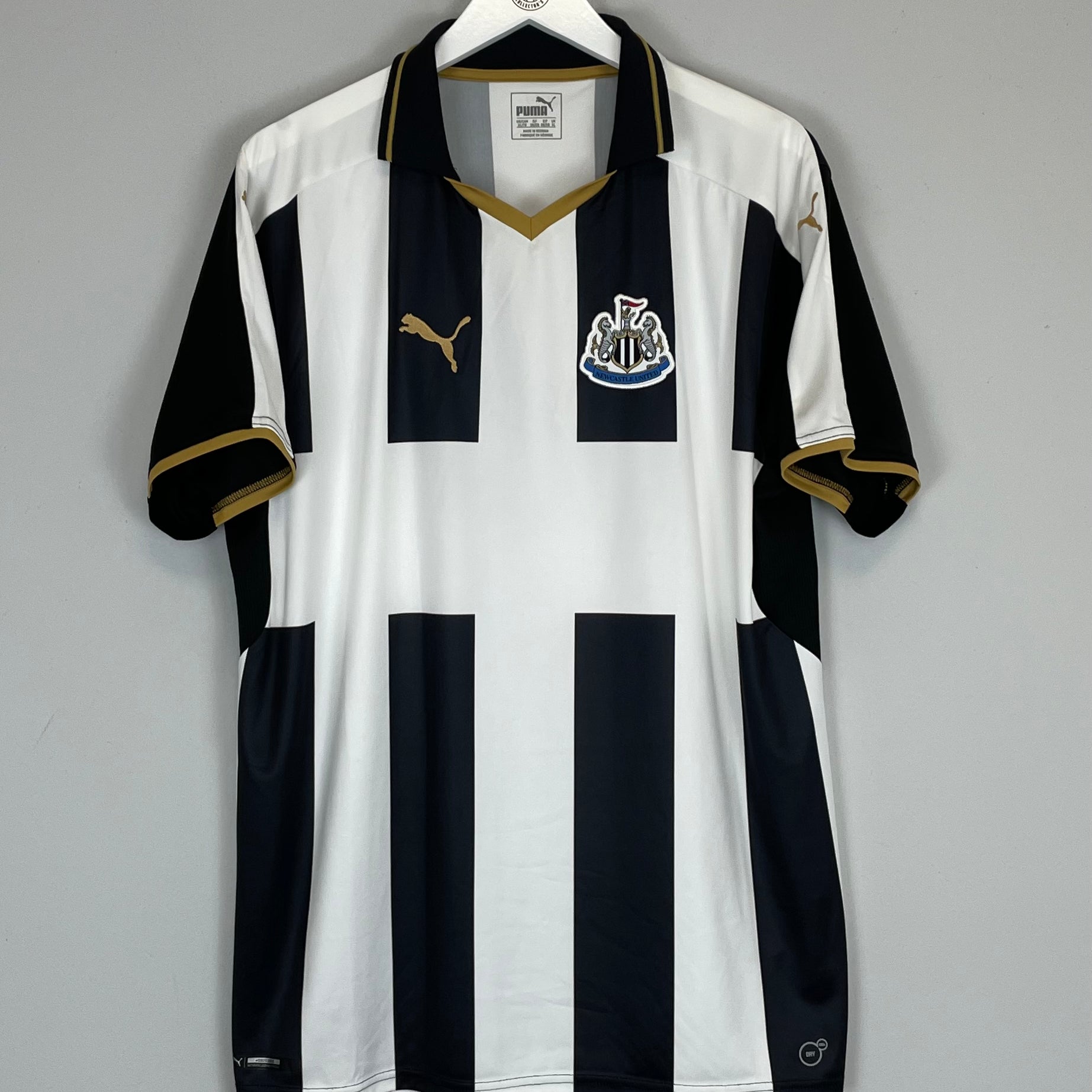 Shop 2016/17 NEWCASTLE UNITED HOME SHIRT (XL) PUMA, classic football shirts, vintage football shirts & retro soccer jerseys at Cult Kits